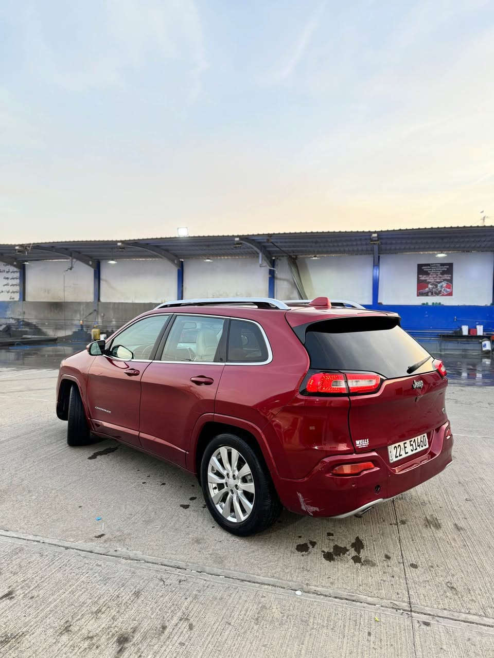 السلام عليكم 

جيب شيروكي بزون 
موديل ٢٠١٧
كحرك ٢٤٠٠ 

مواصفاتها اوڤر لاند 

بانوراما 
داخل جلد اوف وايت 
شاشه جبيرة وكامرا وحساس
مري قلاب 
كشن خزن وتدفئه وتبريد 
دبل اكسل 
صندوك شفط 
بصمة وتشغيل عن بعد 
لايت زنون بلادي 

السيارة بيها جاملغ وربع بنيد بدون دواخل ارباك طاك وراجع سستم 

مكان السيارة اربيل 

السعر 135  وبيها مجال 

***********
*********** أربيل, العراق
