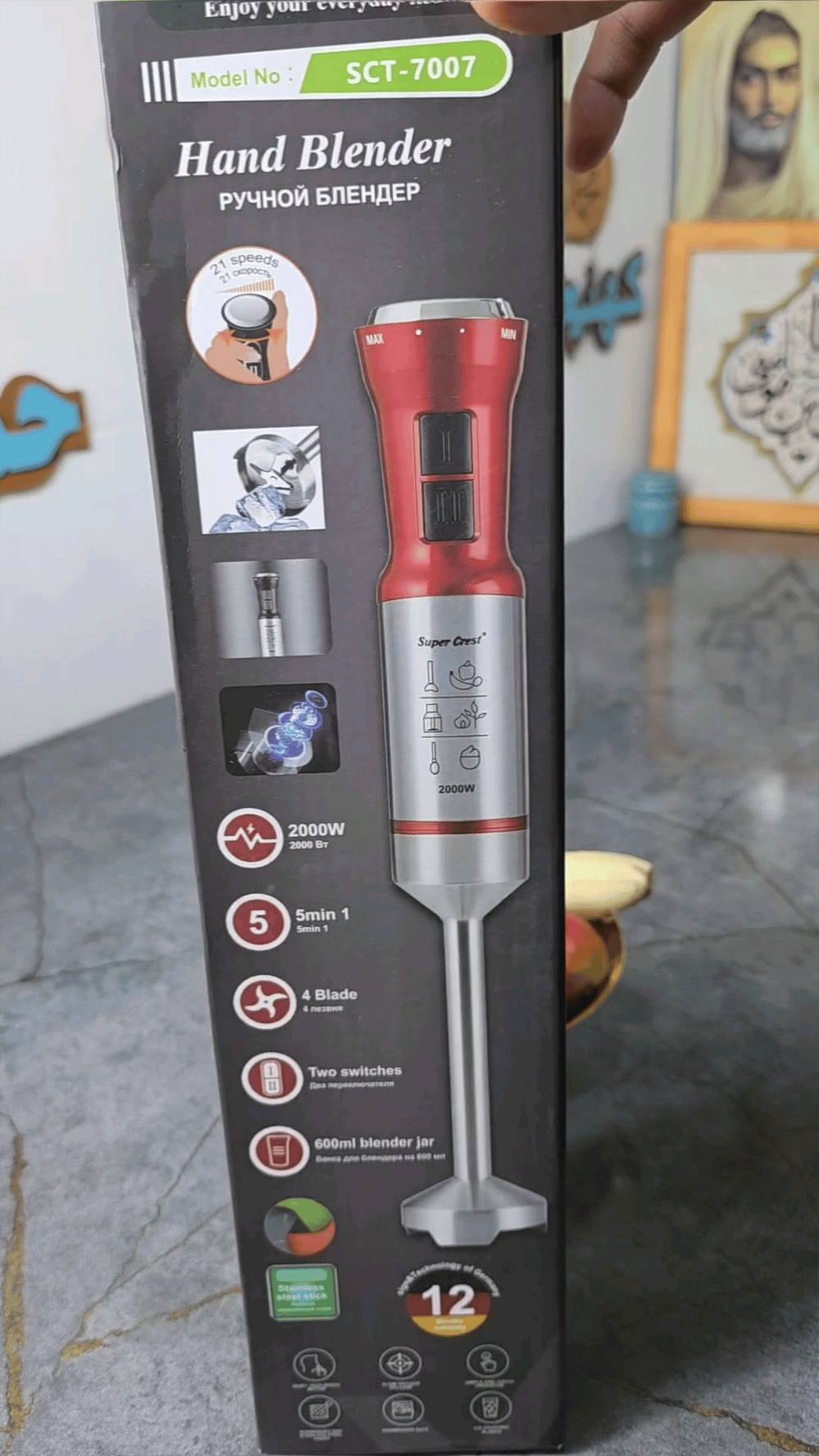 الاستخدامات

خلط وتحضير الشوربات الساخنة والباردة مباشرة في القدر

تحضير العصائر الطازجة والسموثي

هرس البطاطا والخضروات

تحضير أغذية الأطفال بسهولة

خلط الصلصات، الكريمة، والمواد السائلة وشبه الصلبة

مناسب للاستخدام المنزلي اليومي

المميزات

محرك قوي بقدرة 2000 واط لأداء سريع وفعّال

21 مستوى سرعة للتحكم الدقيق حسب نوع المكونات

شفرتان متقاطعتان 4 شفرات من الستانلس ستيل بتصميم ماسي معكوس لخلط متجانس

عصا خلط من الفولاذ المقاوم للصدأ (Stainless Steel Stick)

زرين للتحكم بالسرعة (I  II) لسهولة الاستخدام

تصميم مريح لليد مع قبضة ثابتة

يعمل على جهد 220–240 فولت | 5060 هرتز

مناسب لخلط الشوربات، الصلصات، وأغذية الأطفال

خامات متينة وجودة تصنيع عالية

محتويات الصندوق

خلاط يدوي Super Crest

دليل الاستخدام

علبة المنتج الأصلية

قياس المنتج: طول 7  عرض 7  ارتفاع 40.

طول السلك: 90 سم.

الملاحظات

لا يُغمر الجزء العلوي (المحرك) بالماء

يُنصح بعدم التشغيل المتواصل لفترات طويلة للحفاظ على عمر المحرك

لم يتم ذكر بلد المنشأ