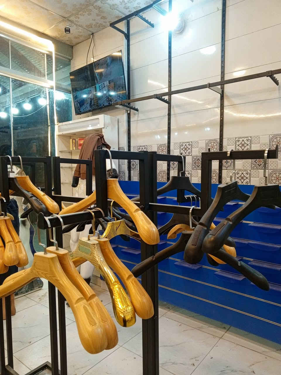 ديكور ملابس للبيع كامل مكمل ويا شاشه وكامرات ستاندات عنكبوتي 2 رفوف ملكانات  مكاني نجف  تواصل ***********
