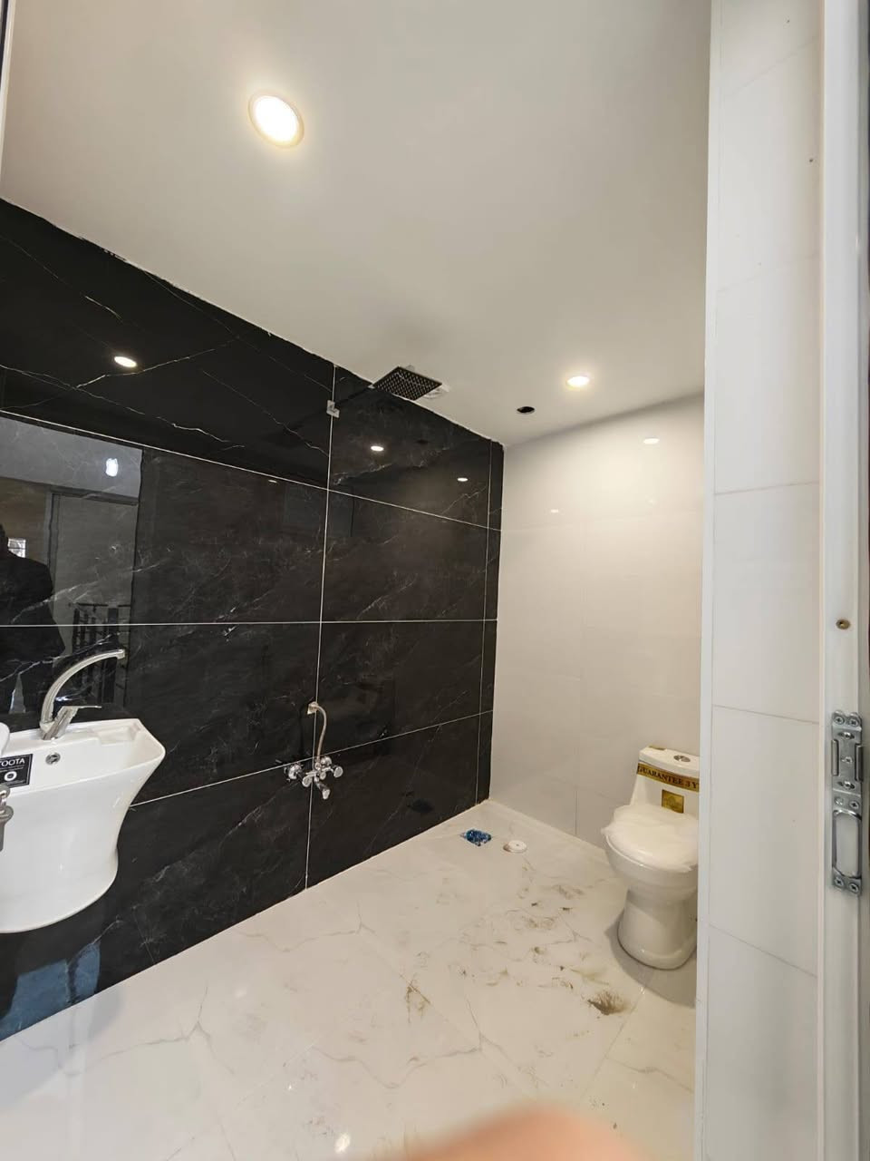 خانوویەکی "لوکس" لە دڵی فەرمانبەران! ✨
​✅ سفر و ئامادە بۆ نیشتەجێبوون
✅ 125 مەتر - پێش خدمات
✅ تێکەڵبە و کوالێتی بەرز (بۆ تەمەن دروستکراوە)
✅ نزیکترین خاڵ لە شەقامی 120 مەتری
​🔸 4 ژووری نوستن
🔸 میوان و هۆڵی گەورە
🔸 مەتبەخی سارد و گەرم
​💵 نرخ تەنها: 12 دەفتەر و 10 وەرەقە (مجال)
📍 پەلە بکە پێش ئەوەی لەدەستت بچێت!
📲 تەلەفۆن: ***********
​
​لا تشتري دار.. اشتري راحة بال! 🏠✨
​دار جديدة (صفر) بتصميم ملكي في حي الفرمانبەران:
​📍 الموقع: خلف شارع 120 متري مباشرة (موقع استراتيجي).
​📏 المساحة: 125م مع شارع عريض (15م).
​🛠️ التنفيذ: بناء درجة أولى (تيكڵبە) بأرقى المواد.
​🛌 التفاصيل: 4 غرف نوم + مطبخ نظام حار وبارد.
​💰 السعر: 12.10$ (وبيه مجال للطيبين).
📞 للحجز والاستفسار: ***********
