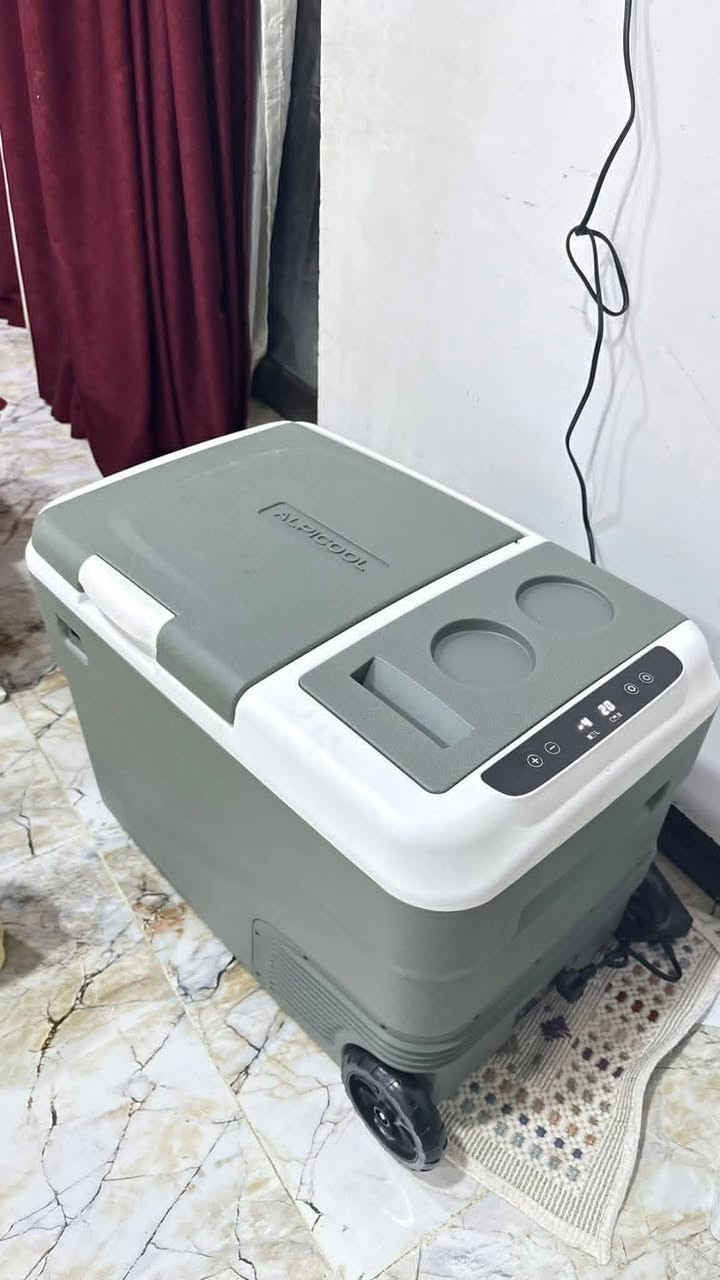 ثلاجه ومجمده بنفس الوقت شركة البيكول اصليه تشتغل عل جداحة سياره 12 v وعل كهرباء حجم 40 لتر تحتوي على صندوقين تجميد او تبريد واحد منهم تريد تخليه مال مشروبات وتحتوي على تايرات وسلايت عصا تصل درجة تجميد سالب -20  كومبريسر غاز شرط تجميد يوجد توصيل بي واتساب ***********

