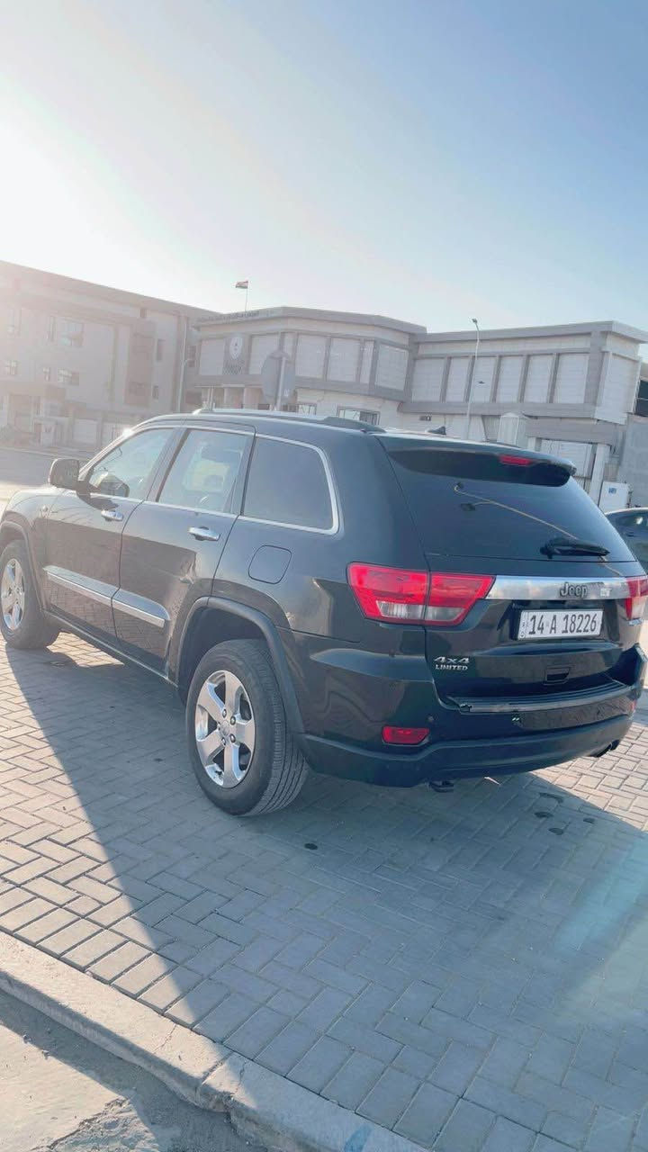 السلام عليكم..
جيب شيروكي لمتد 2013 وارد خليجي فول مواصفات سلايد كشنات كهربائي  اللون بيجي .. 
سيارة جاهزة من كلشي كفالة من صبغ و الحادث..
السيارة باسمي هزة وتحويل جديد السعر 175$
التواصل على الرقم *********** غير متواجد 
في الفيس... البصرة, العراق
