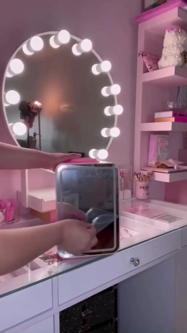 ثلاجة مكياج كهربائية محمولة 4 لتر – نظام تبريد وتسخين مزدوج 12V

الاستخدامات:

حفظ مستحضرات التجميل مثل الكريمات، السيرومات، ماسكات الوجه وأدوات العناية بالبشرة.

تبريد المشروبات الصغيرة أثناء السفر أو في المكتب.

حفظ الأدوية الحساسة للحرارة.

مناسبة للاستخدام داخل السيارة عبر منفذ 12V.

مثالية لغرف النوم، صالونات التجميل، الرحلات والمكاتب.

المميزات:

متوفرة بسعتين: 4 لتر (لون ابيض) و 5 لتر (لون وردي).

نظام مزدوج تبريد وتسخين (Hot & Cold Thermoelectric System).

تعمل على DC 12V (منفذ ولاعة السيارة).

مفتاح تحكم بثلاث وضعيات: HOT  OFF  COLD.

مؤشر ضوئي:

- أخضر للتبريد.
- أحمر للتسخين.

تقنية تبريد حراري بدون كمبروسر (ضوضاء منخفضة واستهلاك طاقة أقل).

رف داخلي قابل للإزالة لتنظيم المساحة.

باب بإغلاق محكم للحفاظ على درجة الحرارة.

تصميم خفيف الوزن مع مقبض علوي لسهولة الحمل.

طول سلك التشغيل: 160 سم.

محتويات الصندوق:

ثلاجة مكياج (حسب السعة المختارة 4L أو 5L).

سلك تشغيل سيارة 12V.

دليل استخدام.

الملاحظات:

غير مخصصة لتجميد المواد (ليست فريزر).

يجب تشغيل السيارة أثناء الاستخدام لتوفير الكهرباء.

يفضل إيقاف الجهاز قبل التحويل من وضع التبريد إلى التسخين والعكس.

تحفظ بعيداً عن الماء والرطوبة.

قياس الكارتون

الطول: 28 سم

العرض: 22 سم

الارتفاع: 30 سم
متوفر توصيل
 السعر35000 الف


**إذا كنت صاحب هذا الإعلان وتريد حذفه لأي سبب، رجاءا أرسل رسالة إلى الدعم الفني**