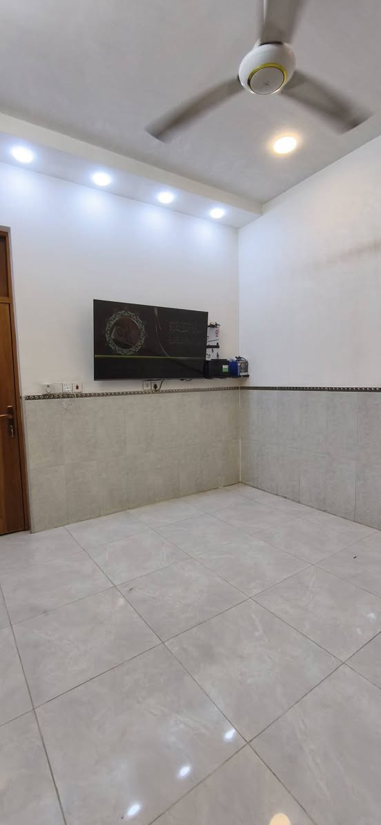 السلام عليكم للبيع 52 متر نزال 13/30 واجهه 4 اله
طابق واحد تحتوي على صاله وغرفه وخدمات صحيه 
شارع خوله قرب اسواق ابو ياسر ثالث بيت بالفرع 

للاستفسار/ ***********
