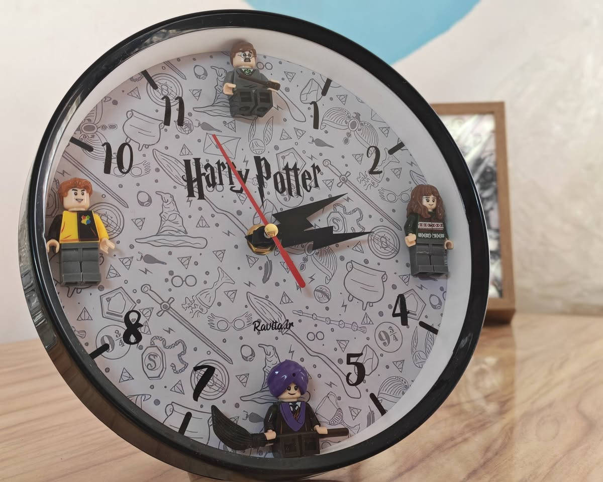 ساعة حائط Harry Potter & Lego -  (Handmade)   صنع يدوي
ساعة صنع يدوي مميزة بالتصميم تجمع ما بين الليغو و شخصيات مختلفة من هاري بوتر (مثل هاري، هيرميون، سيدريك) مع تصاميم و نقشات هاري بوتر داخل إطار الساعة كما هو موضح بالصور و ذو قطر ٢٠ سم
ذو عقارب مميزة  ملائمة لعالم السلسلة في الأفلام
تعمل على البطاريات، يمكن وضعها كساعة جدارية و أيضا كساعة مكتبية لوجود ستاند خاص للوضعية المكتبة كما هو في الصور

حالة المنتج :جديد غير مستخدم
 استيراد خاص من خارج العراق
سعر المنتج ب ٢٧ الف
المكان : بغداد حي الإعلام 
 توصيل ب٥ آلاف لجميع محافظات العراق 🙏🙏


**إذا كنت صاحب هذا الإعلان وتريد حذفه لأي سبب، رجاءا أرسل رسالة إلى الدعم الفني**