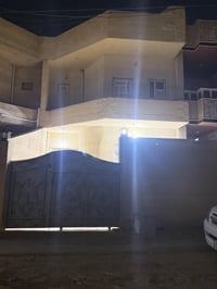 هذا الدار الي بصوره كدامكم مساحته 125 لليجار بحي القضاة يتكون البيت من...