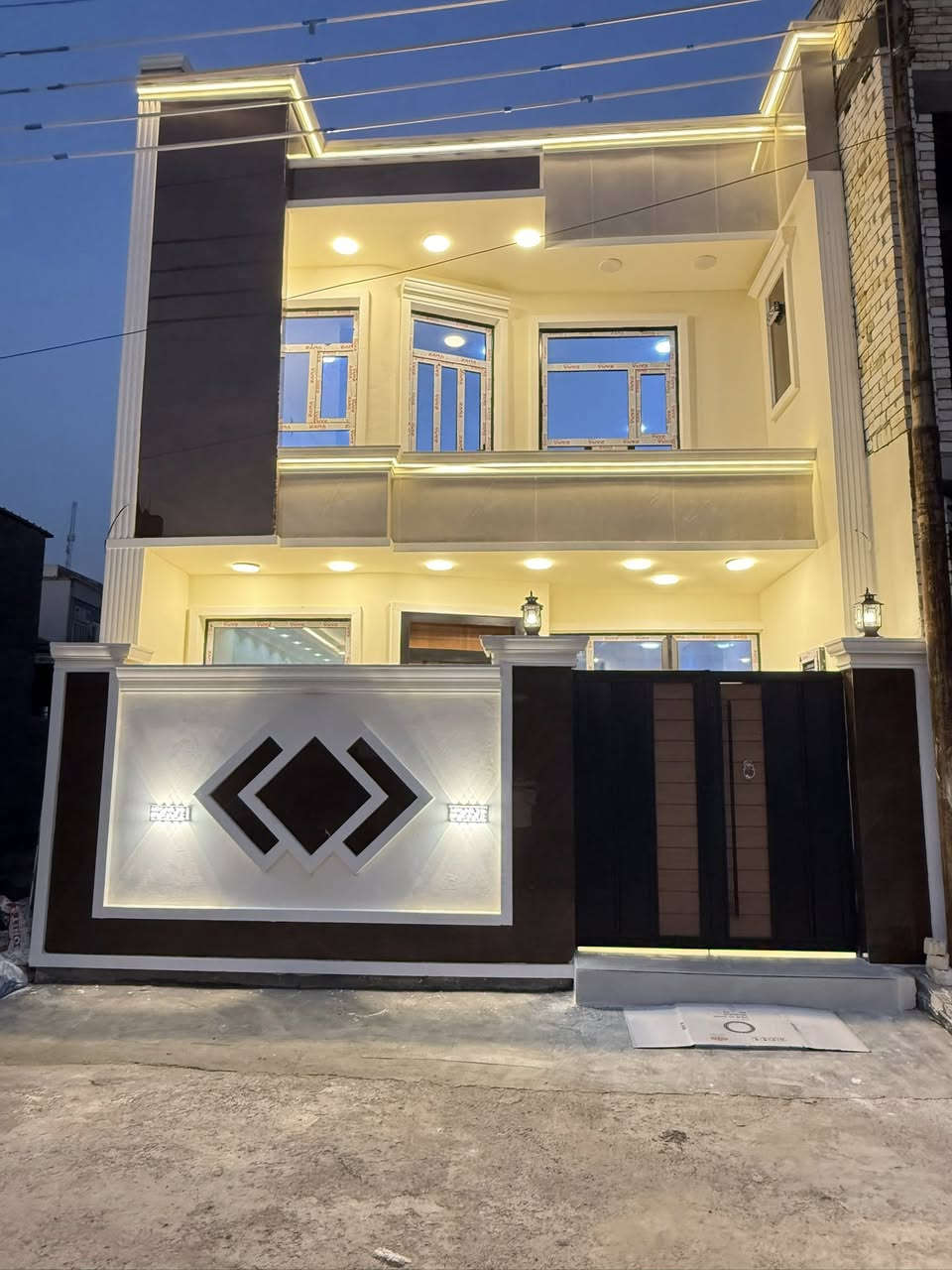 لسلام عليكم 
🏠دار لللبيع# المساحه ١٠٠ متر
الموقع بغداد /الدوره: مجمع السلطان الثالث 
يحتوي على ٣ غرف نوم وصاله واستقبال ومطبخ وصحيات عدد٢ 
البيت باسمي  وبدون دلاليه 
البيت تنازل شركه وبي اقرار محكمه 
شغل درجه اولى  
للاستفسار ***********
السعر ١٣٨ وبي مجال
