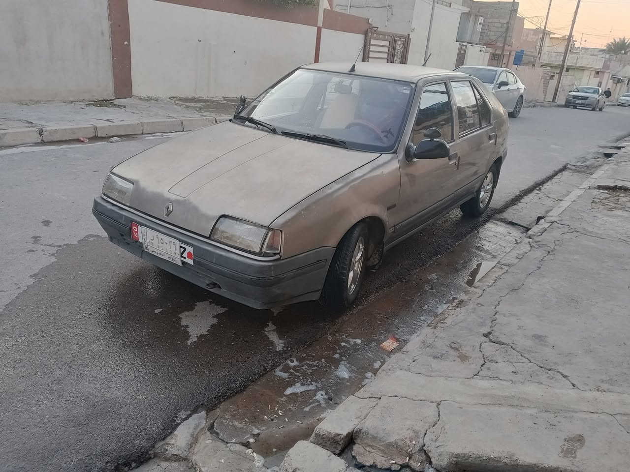 السلام عليكم سيارة رينو موديل 1991 حجم 19 كير ومحرك  زينات كابون بانزين موجود ،سنوية للـ2028 طخم الكدام نظيف وايرمنيا كلها شغاله تدفئة شغاله طخم تاير جديد، بطاين الابواب جدد مسجل+سماعات ،شغالات السعر  23
العنوان الموصل الجانب الأيسر 
***********
***********
