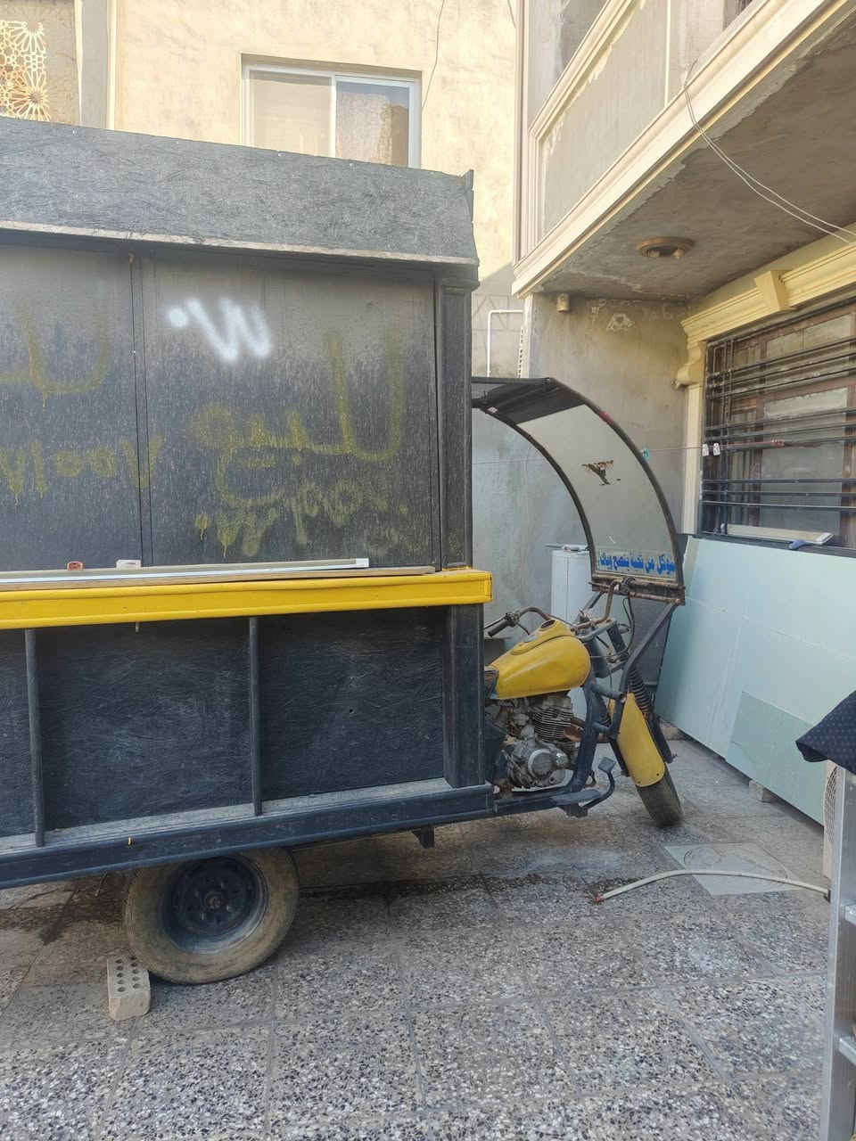 ⭕كرفان ستوتة للبيع لعدم التفرغ
مشروع اسواق 

🔴تفاصيل الكرفان : مصنوع من فريم حديد مغلف بخشب (ارضية +سقف +جدران )

يحتوي على باب للدخول + شبابيك  يفتح على شكل مضلة من جهتين 

 شكل كلش حلو ومرتب 

مصبوغ بالكامل ومضاد للمي والمطر 

🔴كهربائيات وضفيرة كاملة  من انارة خارجية وداخلية  

🔴محتويات الكرفان

يحتوي على رفوف 5 ام دي اف 

يحتوي على درج حديد متحرك للدخول للكرفان 

🔴ابعاد الكرفان : ارتفاع 190

طول 2متر 

عرض 170 

🔴محرك الستوتة شغال من اول هندر ممفتوح واصلي مكفول من الاعطال 

 ستوتة تشتغل وتمشي مو ثابتة يعني تكدر تاخذهة لأي مكان

🔴منظومة بريك جديدة  ( فلنجات + بنزات + شياش)

📍مكاني كرادة داخل / قرب سيد ادريس

***********📱

السعر خاص📥
