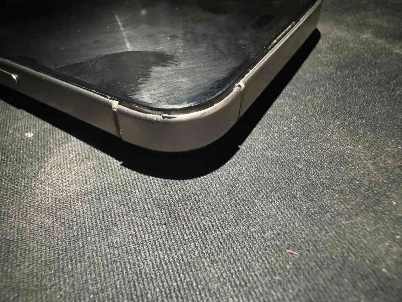 ما عندي وقت أكذب عليك وما عندي وقت أضيعه، فراح أحچيك بالطريقة اللي أحب أنا لو أنا اللي أشتري.
عندي **15 Pro Max** — أقوى ما صنعت آبل. مو كلام فاضي، الجهاز فعلاً صاروخ بالكاميرا والأداء وكل شيء. ذاكرته **256** وبطاريته **89%** ولحد هسة ما قصر يوم.

بس خليني أصارحك —

الشاصي بيه ضربة. الشاشة **OLED مبدلة** وجودتها مو أصلية، تسعين بالمئة منها زين بس مو أصل. وفيها نقطة صغيرة بالسيلفي ما تحس بيها بالاستخدام.

هذا كله قلته لأني ما أبيعك جهاز وبعدين تلومني.

السعر **725 ألف** — حسبت كل اللي فوق بالسعر وما زدت فلس. لو تعرف السوق تعرف إن هذا السعر منطقي على جهاز بهذا المستوى.

الجاد يراسل، وغير الجاد ما نضيع وقت بعض.

📍 بغداد — البياع
📩 الخاص مفتوح
ما عندي وقت أكذب عليك وما عندي وقت أضيعه، فراح أحچيك بالطريقة اللي أحب أنا لو أنا اللي أشتري.


**إذا كنت صاحب هذا الإعلان وتريد حذفه لأي سبب، رجاءا أرسل رسالة إلى الدعم الفني**