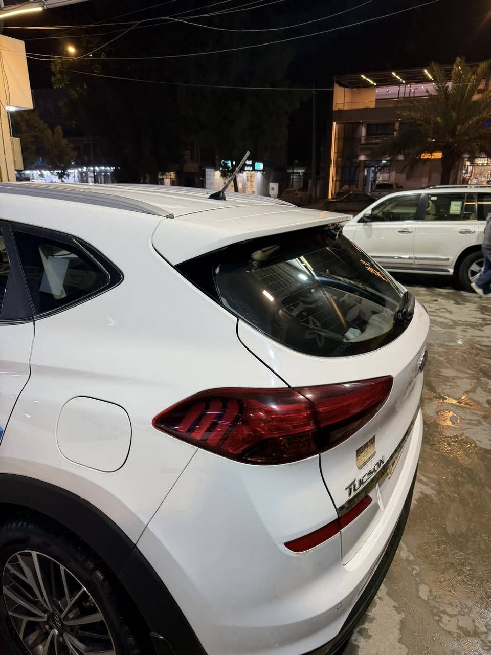 سلام عليكم
توسان 2020 خليجي فول مواصفات عدا البانروما  السيارة جديدة للاخير تخم تاير حدادية كير مكينة مكفول السياره مكفوله  بس بيه اقل من ربع دعاميه مصبوغةوبيه رصعات بالقمارة3تقريبا عل وضع الشركه تراي زيرو برغي مامفتوح بيه شرط ماشيه33الف رقم بابل جديد موجده سياره بالحله ***********رايده ب210بيه مجال 
المواصفات:- 
بصمة
هند بريك بل رجل
كشنات جلد لونين
كشنات ٢ كهرباء 
شاحن واير ليس
قطعتين تبريد 
مري شفط 
انارة ترحيب
ثلاث انضمة قيادة ( ايكو . نورمال . سبورت ) 
شاشة كبيرة 
اشاير بالمري 
حساس خلفي 
كامرة خلفية 
كامرة امامية 
إشارة لكزز 
برده بلجنطه
فول تحكم ستيرن
لايت 5عدسات
