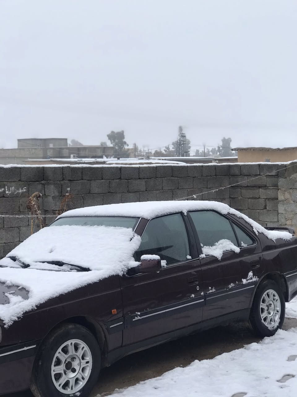 سلام عليكم بيجو ٤٠٥ فرنسي موديل ٩٣ سياره مصبوغه جماليه فقط بدون ضرر طخم امامي خلفي جديد طخم تاير نص عمر سستم سماعات دومشه جديده كابون بانزين شرط الوكاله والتحويل التبريد يعوزه فقط غاز  للستفسار مكاني موصل  ***********
