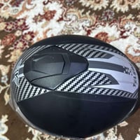 خوذه للبيع جديده السعر 30 وبيها مجال 07728109786