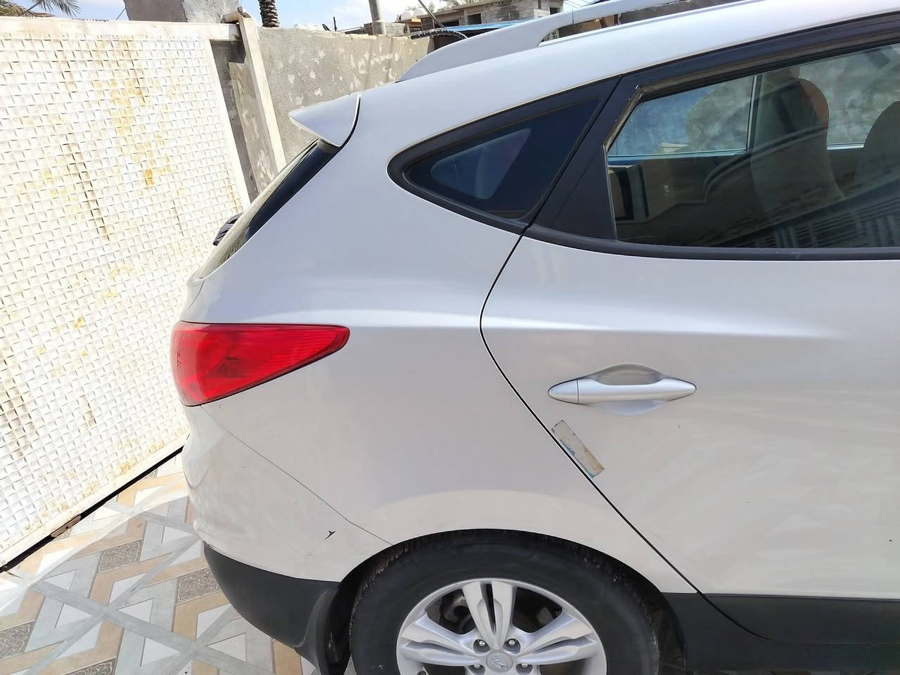 سيارة توسان رقم ديالى للبيع. 
وارد أمريكي ٢٠١١ . محرك ٢٤٠٠ . 
ضرر الدعامية الإمامية كما موضح بالسونار المرافق مع الصور. السيارة جديدة بمعنى الكلمة عداد حقيقي ٥٧٠٠٠ كم 
المحرك الكير بشرط. سيارة مال بيت بمعنى الكلمة مامتعوبة هزة جديدة سنوية ٣١ باسمي رقم مميز. 
الحقيقة اجمل من الصور بكثير. 
للتواصل مع رقم الهاتف ***********
