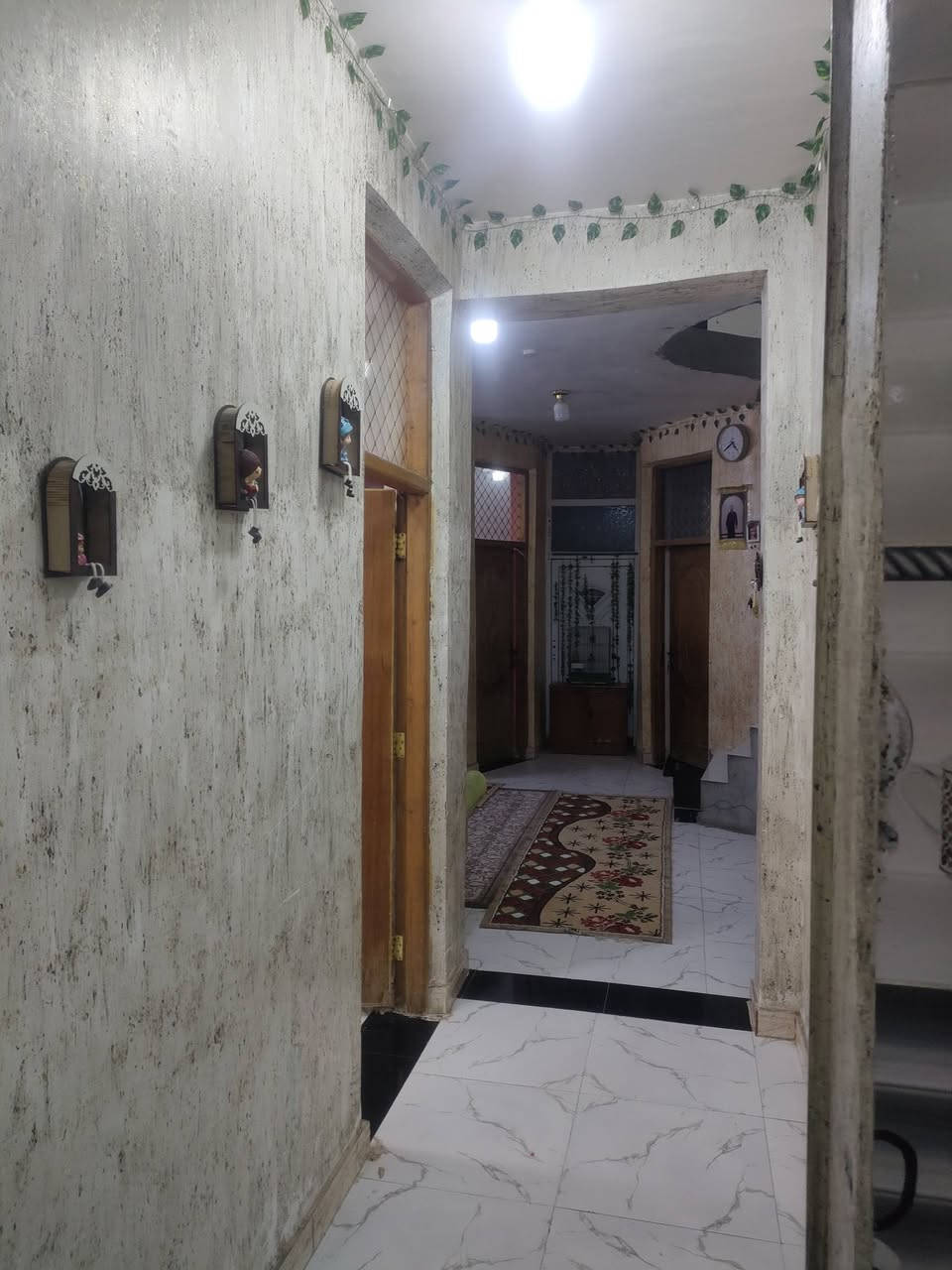 السلام عليكم
اللهم صل على محمد وال محمد 
بيت للبيع بالكوت جديده شارع مجلس بلدي الكوت جديده او شارع المختار
 مساحه 210 متر يتكون من طابقين اربع غرف نوم استقبال صاله مطبخ بيت جاهز السعر 110
للاستفسار ***********
