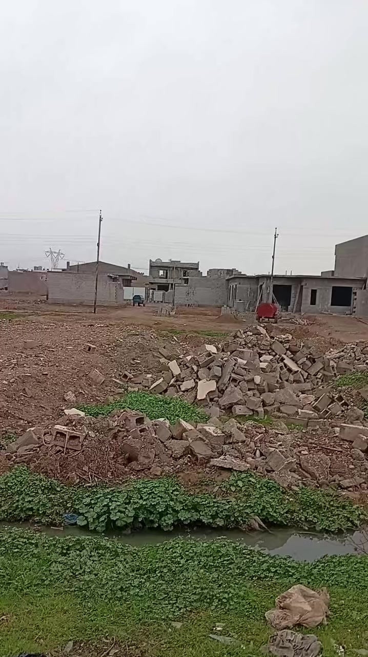 قطعه ارض زراعي وراء سايلو خدمات ماء كهرباء موجود 200 متر واجهه 10 عمق 20 عندي قطعه عالشارع الرئيسي وعندي وراء الواجهه ما اجاوب على التعليقات بس اجاوب على الخاص ***********
