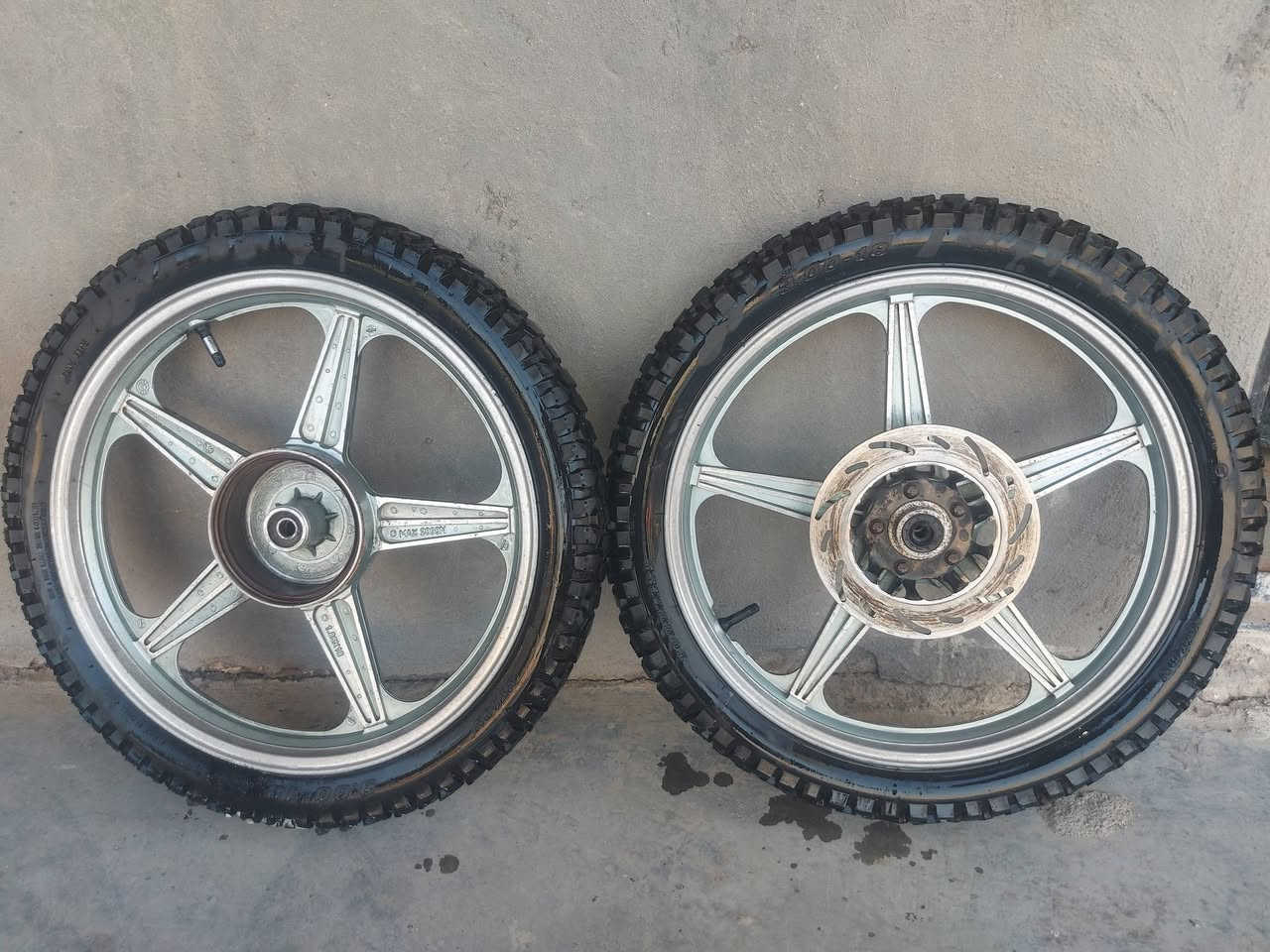 سلام عليكم وياله إيراني جدد لاعواج لالحيم نضافه ١٠٠ ب ١٠٠ وتايرات جدد
التك ب ٣٥ تريدهن ثنينهن ب ٦٠ قفلهن للعلم التاير بوحده دينباع ب ٢٥ 
مكاني زمله حمدي ***********
