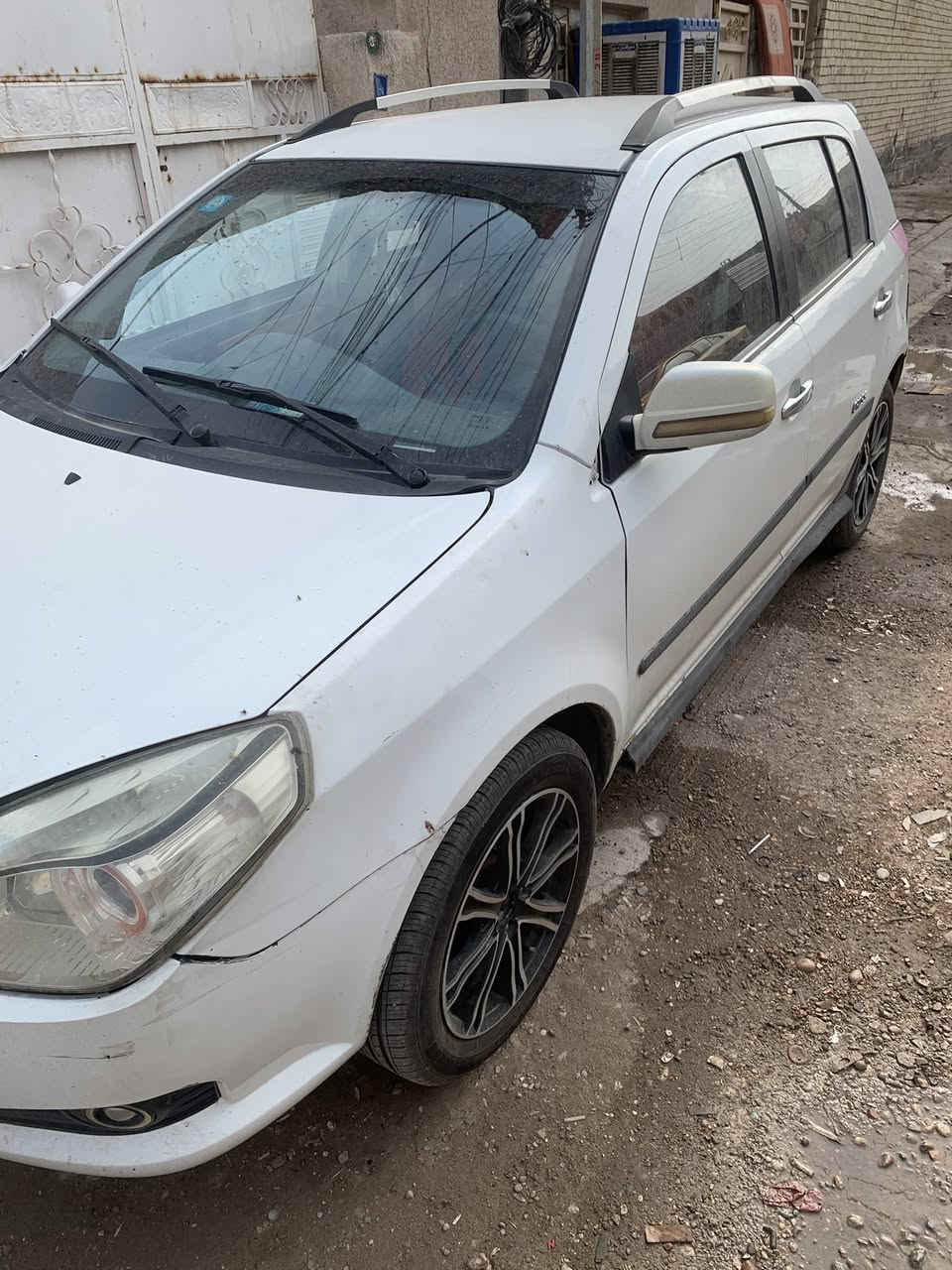 السلام عليكم 
جيلي ام كي للبيع فقط 
باسمي السيارة 
كهربائيات كلها شغالة 
باتري جديد 
صدر نص عمر 
صبغ الجاملغ الايسر والدعامية الخلفية 
والشاصي معدل هيج ماخذها اني السيارة 
نظيفة وحلوة 
السعر 32نهايتها 
الشراي يتصل ***********
