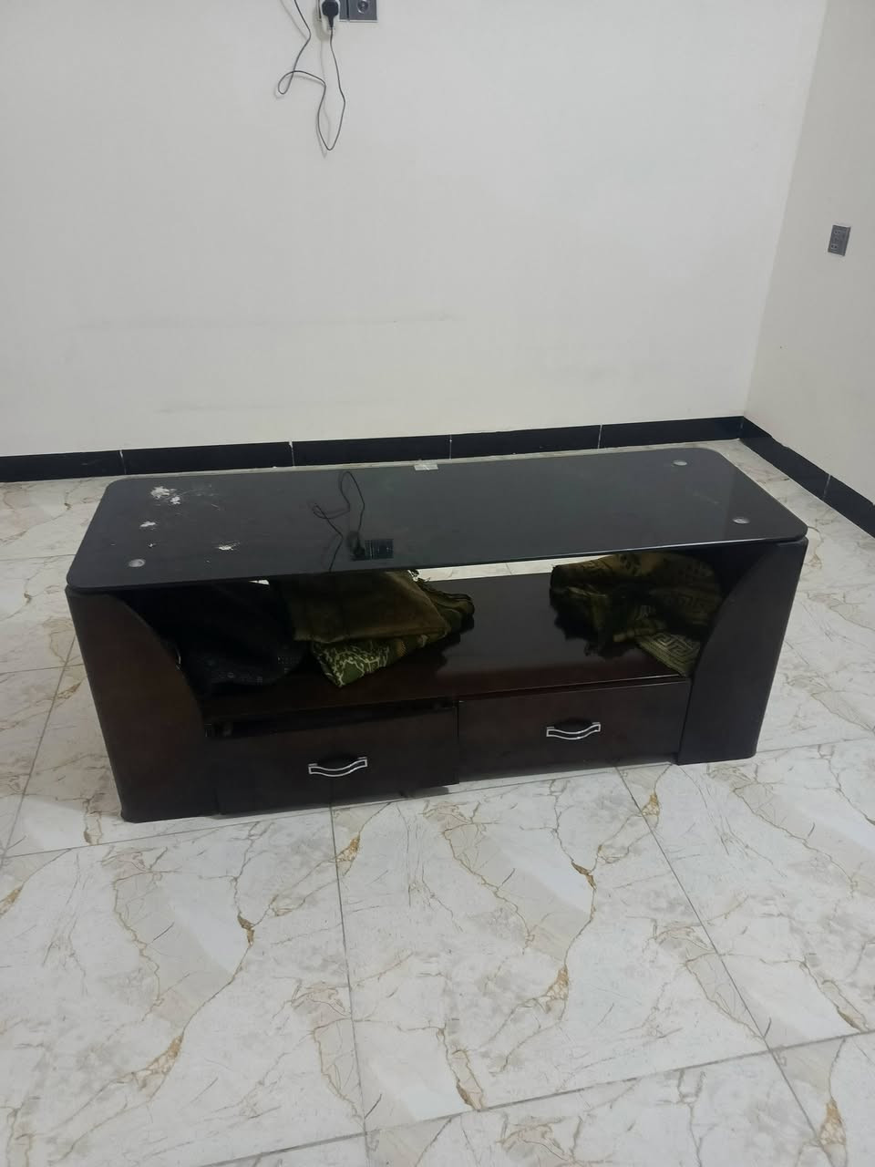 ديوان 7 14 متر نضيف وميز بلازمه السعر 250 ***********
