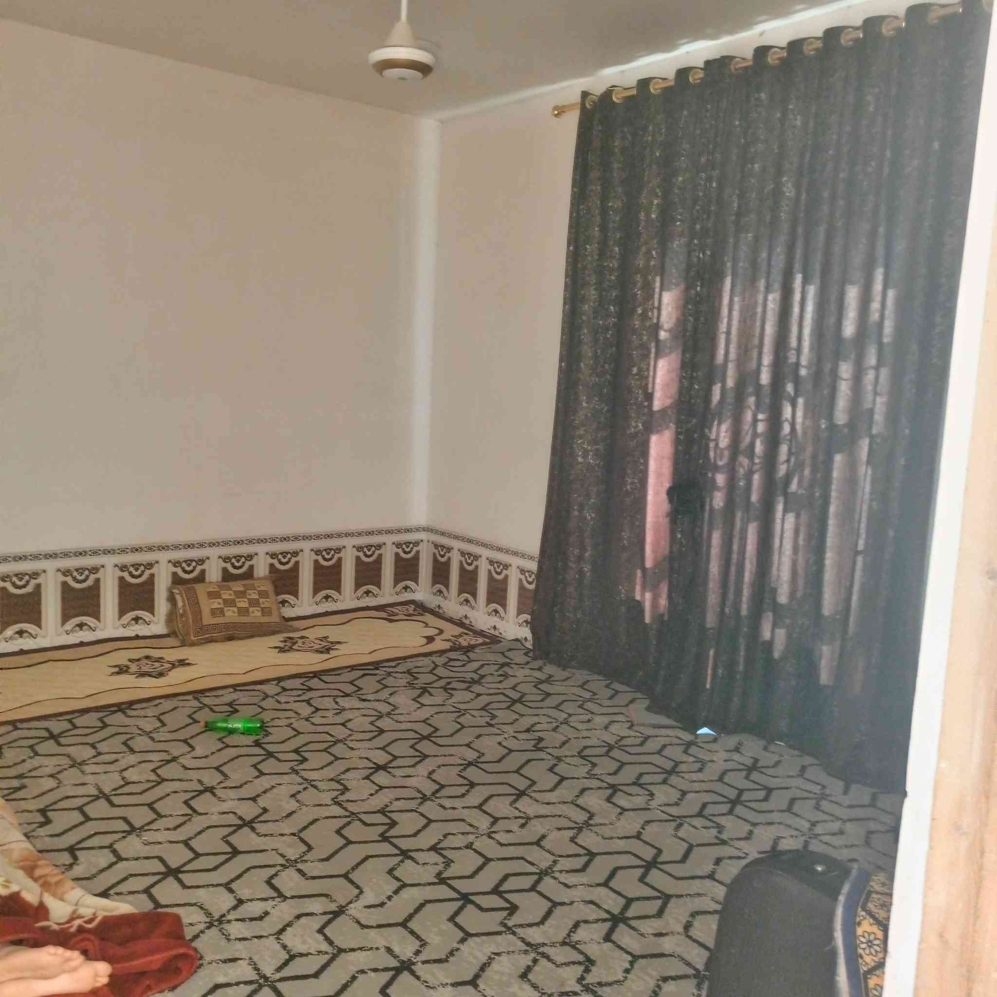 بيت مكون من غرفتين نوم 5/4 وصاله ٩/5  واستقبال ٨/5 الحصي طريق العمريه قرب مركز السلام  مساحت الأرض تحت البيت دونم ***********
