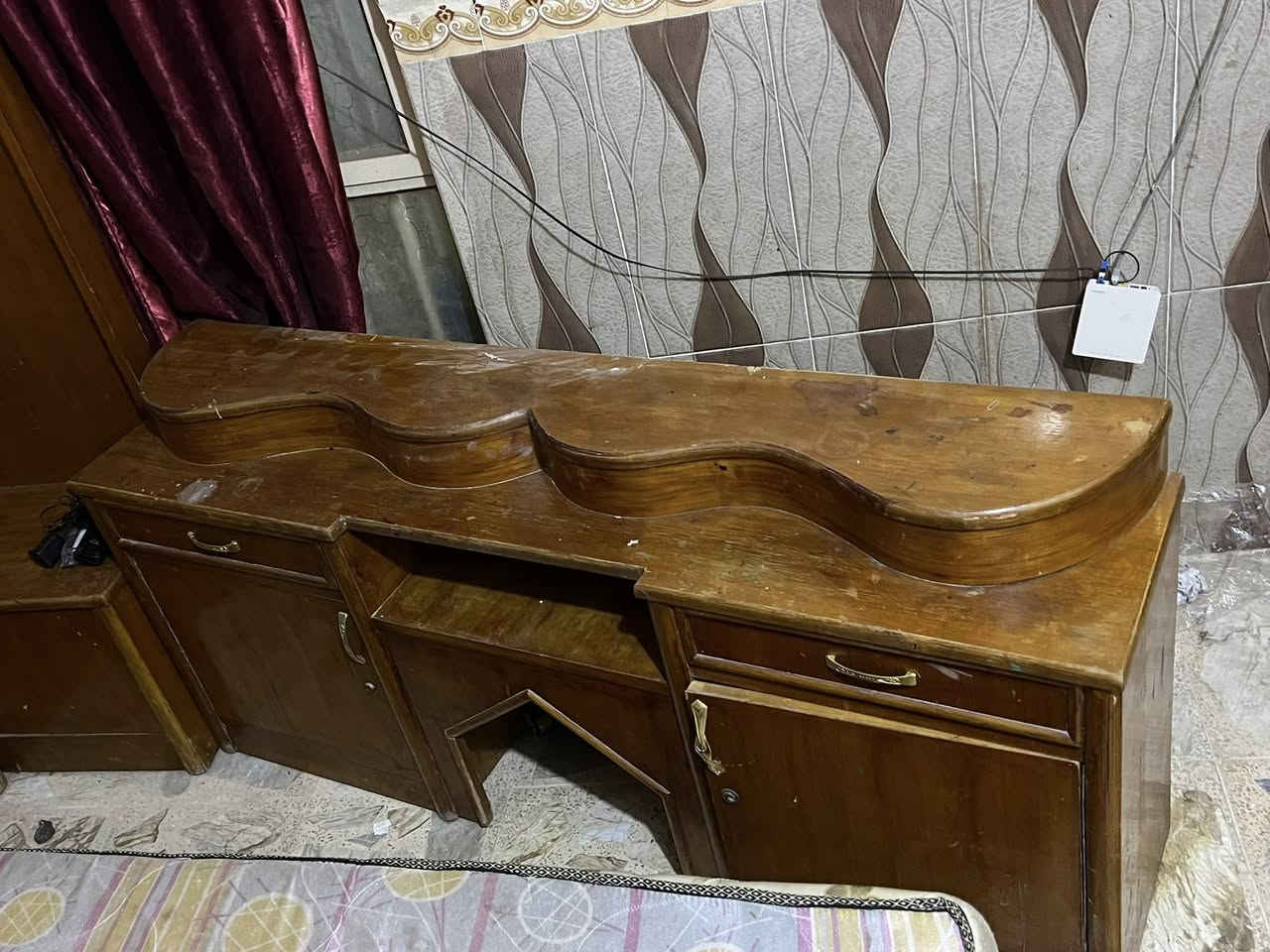 غرفة نوب أخشاب صاج عراقي
كنتور 
جرباية ميز تواليت المراية موجودة 
زاوية 
ميز 
البلديات ***********
