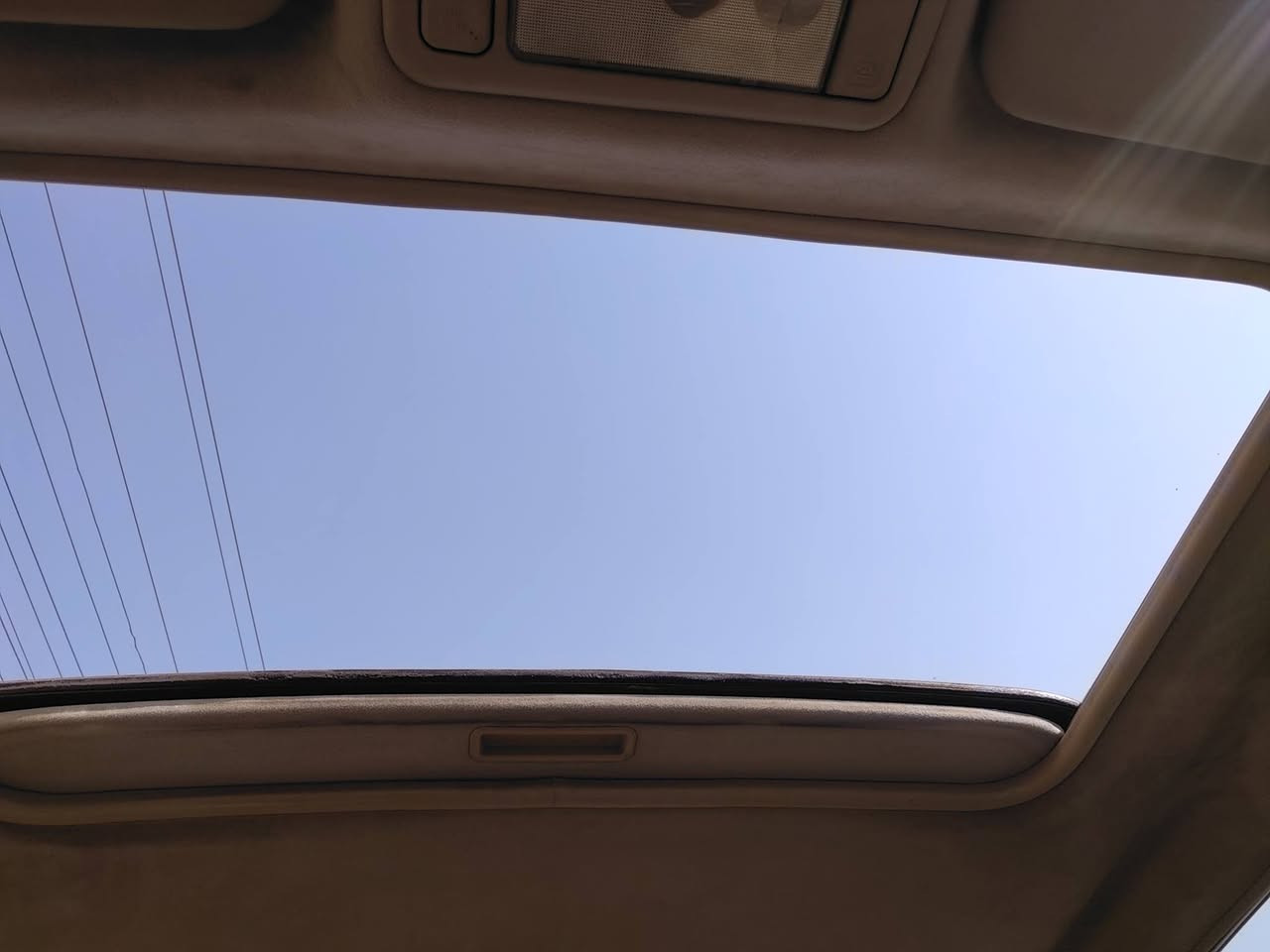 السلام عليكم سياره تيكو موديل 2012 محرك ٢٠٠٠ گير ميكانيك بيها جراد قليل رقم نجف مداور ثاني يوم السعر 55 للاستفسار *********** مكان السياره النجف
