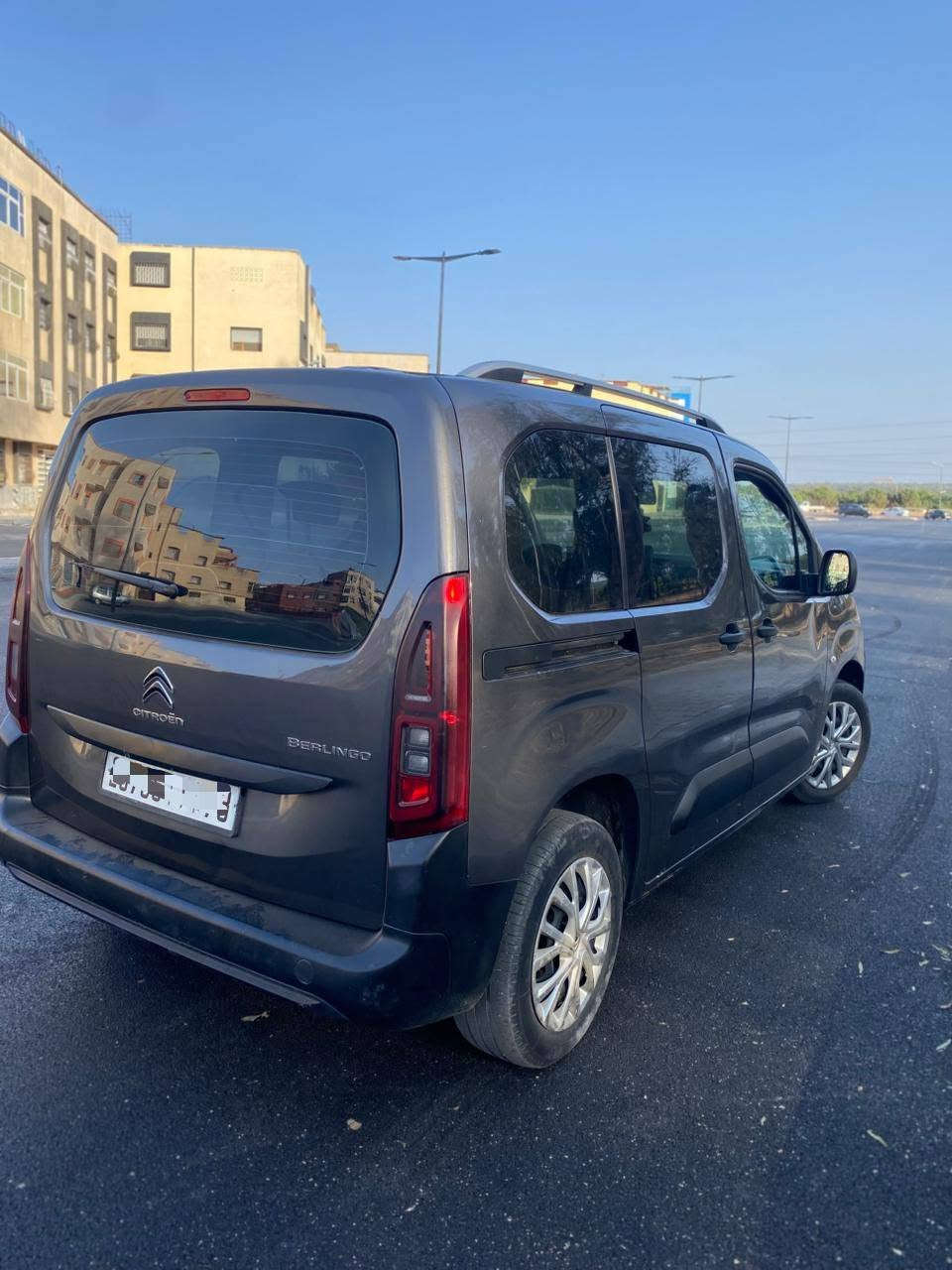 بسم الله توكلنا على الله 
🚗 Citroën Berlingo Diesel
📅 Modèle 2021
📍 Kénitra
✅ Kilométrage : 83.000 km
✅ Climatisation
✅ Régulateur et limiteur de vitesse
✅ Écran tactile
✅ Double porte coulissante
✅ Jamais accidenté
✅ Peinture d’origine
💰 Prix : 165.000 DH
📞 Contact : 0677751222
Voiture propre et bien entretenue, prête à prendre la route. Première main, idéale pour usage personnel ou professionnel.


**إذا كنت صاحب هذا الإعلان وتريد حذفه لأي سبب، رجاءا أرسل رسالة إلى الدعم الفني**