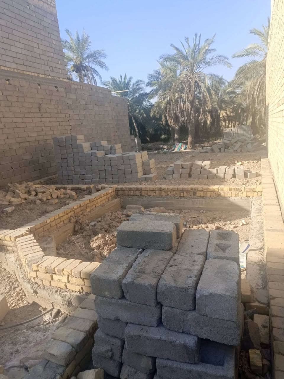 سلام عليكم بتلو للبيع في سوك شيوخ منطقة الحسائية قرب باب الزهراء يحتوي ميت متر غرفة وصالة وصحيات داخليات ومطبخ وديوانية للستفسار نتصال علة الرقم الهاتف *********** سعر القطعة 14 بية مجال
