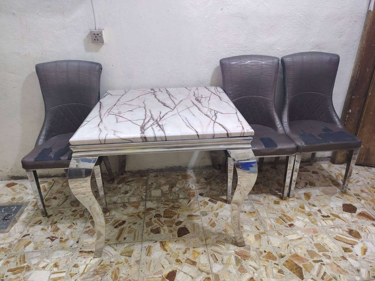 السلام عليكم للبيع ميز طعام مرمر معا  4كراسي نضيفه السعر 125 الاستفسار ***********

