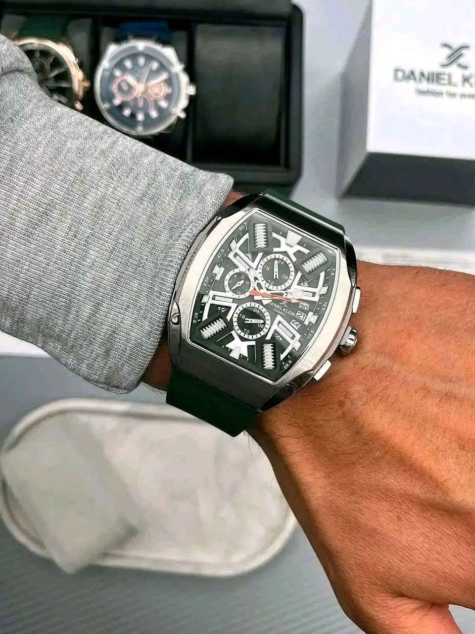 بسمِ الله ، والصَّلاة والسَّلامِ عَلَىٰ رَسُولِ اللهِ  ﷺ.🌿
#مــزاااااد
ساعة أصلية من #دانيل_كلاين الأصلية ✅
ساعة تضيف لمسة عالية الجودة إلى أناقتك 😍 الساعات الحصرية ، التي تقوم بما هو أكثر من مجرد معرفة الوقت سناتر لوظائف متعددة  ، بسير ربر عالي الجودة ، ومميزات آخرى😍

يبدأ المزاد من 25 الف والرفعة أقل شيء 5 الف
 

#يبدأ من الآن و #ينتهي يوم غدٍ إن شاء الله ، الساعة السادسة مساءً ..

 ☑️ للأعتماد أولاً : أرسال العنوان الكامل ورقم التلفون .

والتوفيق من الله للجميع 🤲

🔹 DANIEL KLEIN 🔹

🔴المواصفات :
▫️كود الساعة Dk.1.14028-3
▫️الطوق  ستانلس ستيل مقاوم للصدأ ✅
▫️سير ربر أخضر ، جودة عالية  .
▫️مكنة كوارتز ياباني 🇯🇵 
▫️ سناتر شغالة
▫️تاريخ شهري
▫️مقاومة للماء 50 م 💦
▫️أميال وعقارب مضيئة في الظلام 
▫️القطر 46 ملم
   ووظائف أخرى ...

🔹الحاله جديدة لك 😍
⬅️ تأتي مع العلبة الأصلية ، والضمان والعلاكة الأصلية 😍

وتكدرون تبحثون على تفاصيلها أكثر 🌹

🚖 يوجد توصيل الى جميع محافظات عراقنا الحبيب 🚖


**إذا كنت صاحب هذا الإعلان وتريد حذفه لأي سبب، رجاءا أرسل رسالة إلى الدعم الفني**