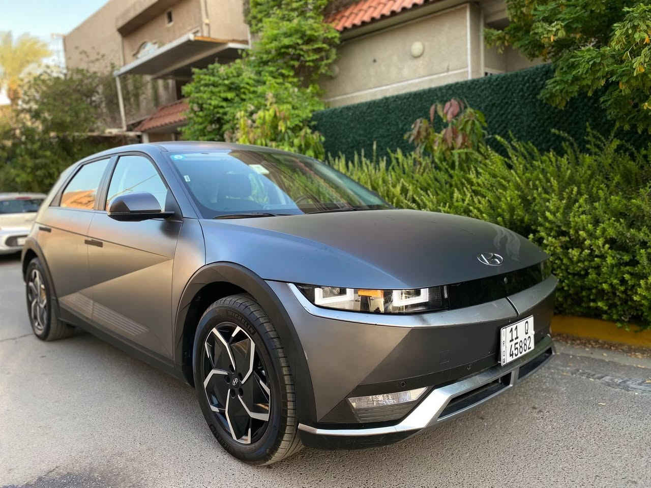 السلام عليكم 
هيونداي ايونيك 5   2024 SEL فور ويل بطارية 74 كيلو واط 
فول عدا الفتحة السياره لون اسود مات 
بلادي دبل ماطور 340 حصان مابيها اي نقص
داخل جلد كشنات اماميه كهرباء لايت 
لد داخل لدات محيطية 64 لون صندوق كهرباء شاشة متصلة يدات كهرباء حساس امامي خلفي 
وباقي الموصفات المعروفة 
مكاني بغداد سعر 200 ورقة وبي مجال 
***********
