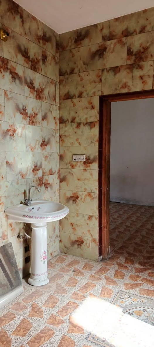 السلام عليكم طابق ثاني ايجار معزول عزل تماما عن الطابق الاول درج مي كهرباء كلها خطوط معزوله عن الارظي البيت مساحته ٢٩٠ متر كبير جدا يحتوي على اربع غرف نوم وصاله كبيره جدا خمسه في خمسه مع حمام مترين ونص في مترين ونص كبير والصطح الفوك ٢٩٠ متر خاص فقط للطابق الثاني مكانه الغزاليه محله ٦٧٣ قرب حسينيه جعفر الطيار بيت ركن وعلى شارع مو فرع مكانه حلو ايجاره ٤٥٠ تليفون *********** بي واتساب اذا ماعدكم رصيد اني بلخدمه
