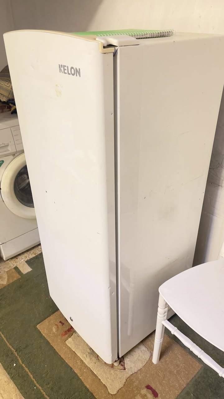 السلام عليكم ثلاجه للبيع ماركة  كيلون شغاله  ماطورها بلادي   باب وحده فريزر و ثلاجه سعر 75 الف مكاني حي سومر
تلفوني ***********
