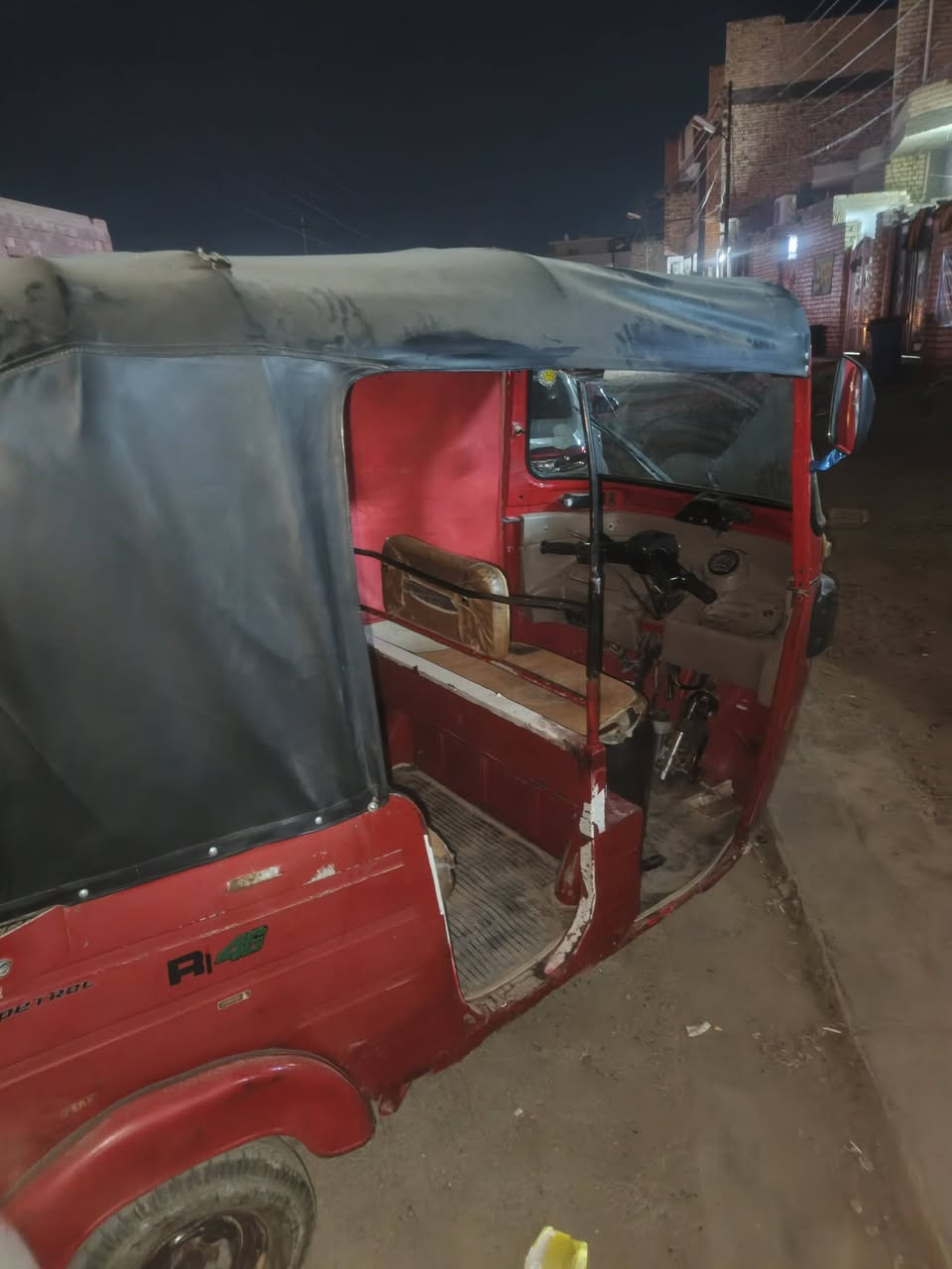 سلام عليكم تكتك موديل ١٧شهر ١١تكتك خير من الله كل نقص مابيه كبل لشارع سعره ٢٨٠٠او بيه مجال حك جيه بس سلفه  عليه فحمات تكتك سياقته تخبل هورن كهربايات كله شغاله مال عيشه الله شاهد مكاني بغداد مدينت صدر الحمديه ***********
