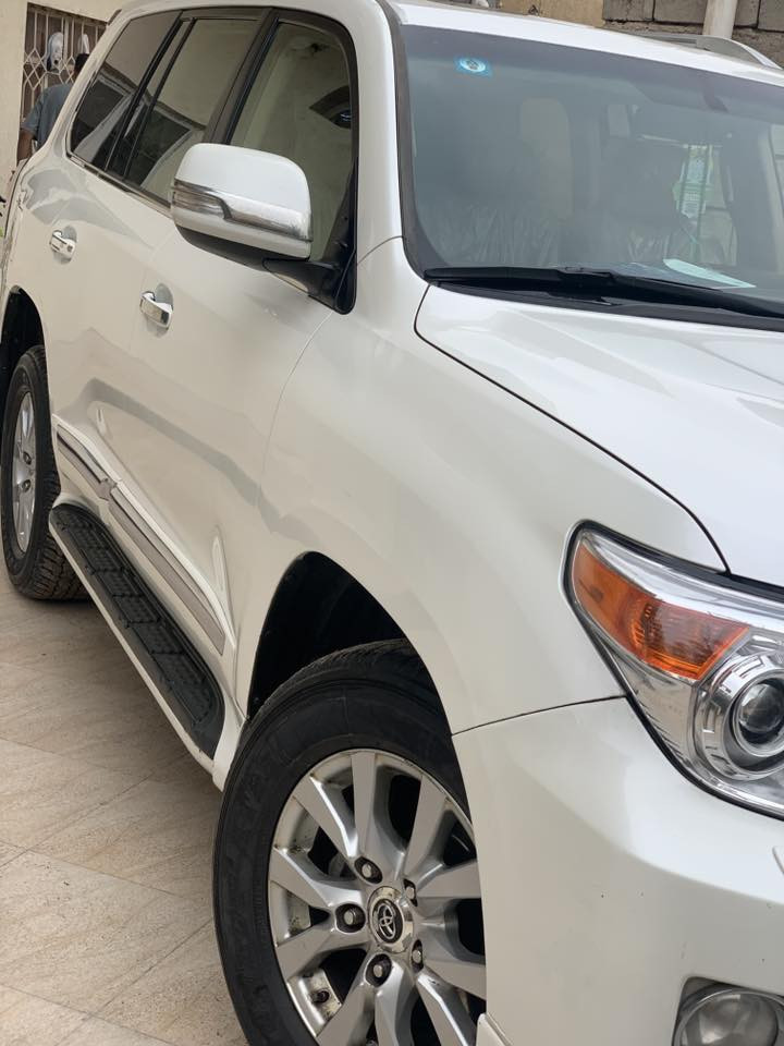 ‎سلام عليكم لاندكروز جكساره للبيع مديل ٢٠١٤ محرك ٦ سلندر السياره بيه بارد بل داير مال الباب والجاملغ جهة اليسار وتكحيل بجاملق جهة اليمين الامامية كما موضوح بالتقرير  ماشية ٢١٩ الف حقيقي رقم بصره الجديد بأسمي تحويل ثاني يوم   سعرها ( 355) وبيه مجال كير ومكينة كفاله  تخم ديلوب تايرات حداديه العنوان البصرة ابي الخصيب رقم الهاتف ***********
‎مواصفات:1-فتحة بانورما 
‎2 كشنات جلد لون بيجي 
‎3-  كشن كهرباء 
‎4- تبريد ثلاث قطع 
‎5- كامرا خلفية +شاشه
‎6-  بلوجكترات و لايتات زنون ثلاث الون
