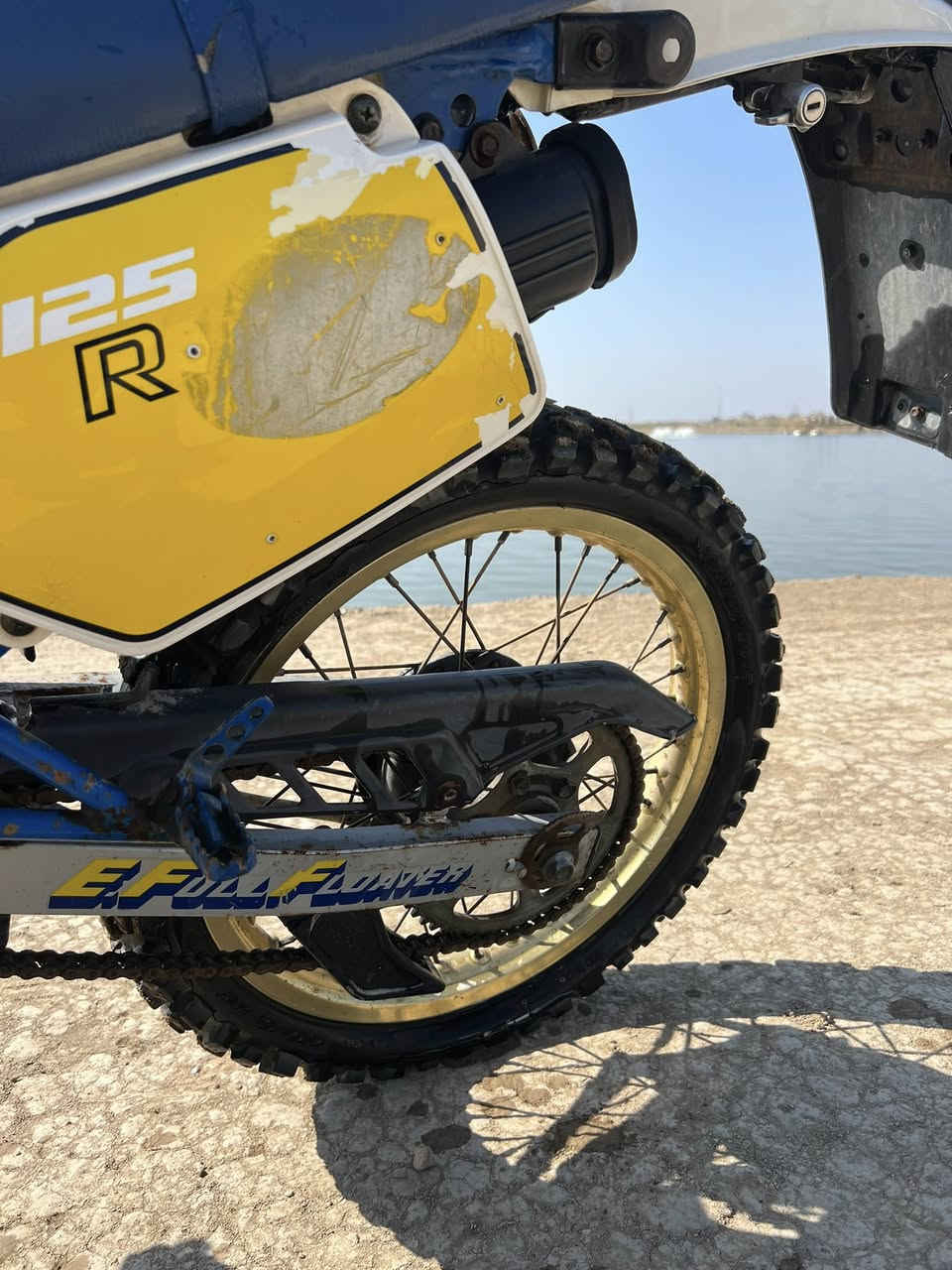 سلام عليكم دراجه Suzuki Sx 125 R قفاز للبيع موديل 1998دراجه نضيفة محرك نضيف خير من الله أوراق كامله من كلشي السعر 950 وبيها مجال للطيبين المكان بغداد المشاهدة رقم الهاتف ‭0780 767 5479‬
