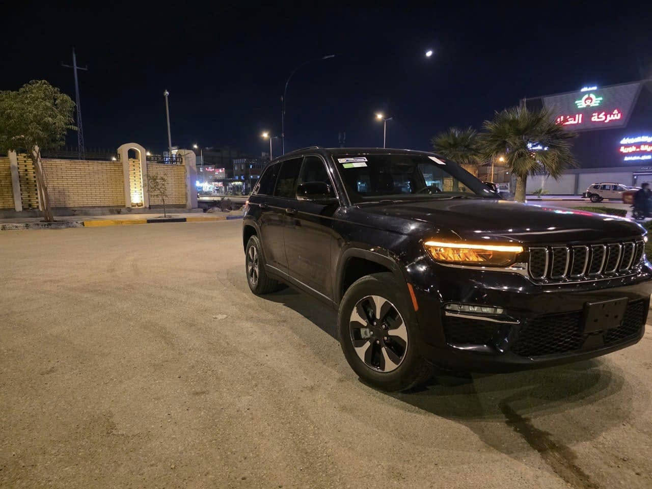 السلام عليكم
للمراوس او للبيع 
جيب كراند شيروكي 4xe 2024 نيلي وارد امريكي الحادث لايت مبدل واقل ربع البنيد ( اللايت جهة البنيد الي فوكاه ) مصلح نفسه وبارد بسيط اقل الشبر بنفس المكان بالجاملغ ايرباكات جميعها سليمة والسيارة فول مواصفات ماشية ٤٠ ميل ( ماشية ٢٠٠٠ ميل فقط بالعراق ) باقي السيارة كفالة عامة 
المواصفات
شاشة كبيرة 
شاشة عدادات 
تبريد منفصل وقطعتين 
تدفئة كشنات امامي خلفي 
كشنات كهرباء مع دخول ذكي للكشنات ( يتحرك تلقائي وي فتح السويج للوضعية المخزنة ) 
خزن كشنات 
شفتات ستيرن
نقط عمياء 
رادار امامي خلفي وحساسات 
تحديد مسار والمحافظة على المسار ومثبت سرعة
بانوراما 
ابل كار بلي 
نظام النزول من المنحدرات 
٥ وضعيات قيادة 
دفرنشل لوك ووضعية قيادة طرق وعرة
مامرقمة تترقم حسب محافظتك او تريد ارقمها بغداد عادي ( الرقم مجاني ) 
السعر ٣٣ الف وبيها مجال 
للتواصل على الواتساب او الاتصال
*********** ( اتصال ) 
***********(واتساب)
