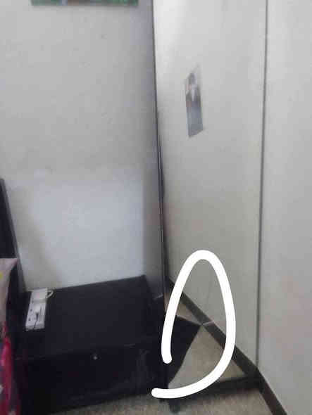 للبيع غرفه 6 قطع السعر 100
فراش السعر 50
ثلاجه السعر 350 
كاونتر 3 قطع 250
سبلت طن كري 200
مكان بغداد الامين ثانيه 
***********
