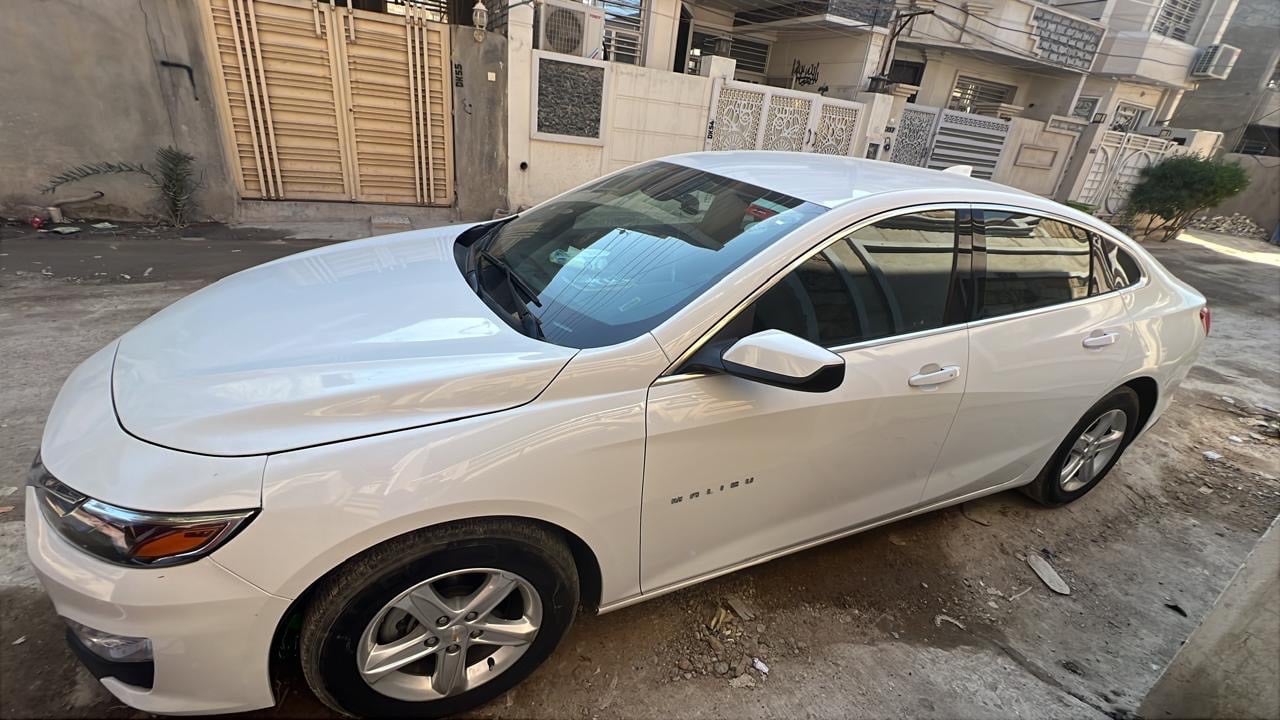 سيارة شيفروليه ماليبو، موديل حديث، لون أبيض. بحالة ممتازة من الداخل والخارج، بدون أي صبغ إضافي أو ضرر. السيارة مزودة بجميع الميزات الأساسية لراحة وأمان السائق والركاب. المقصورة الداخلية واسعة ومريحة، مناسبة للرحلات الطويلة واستخدام اليومي.
