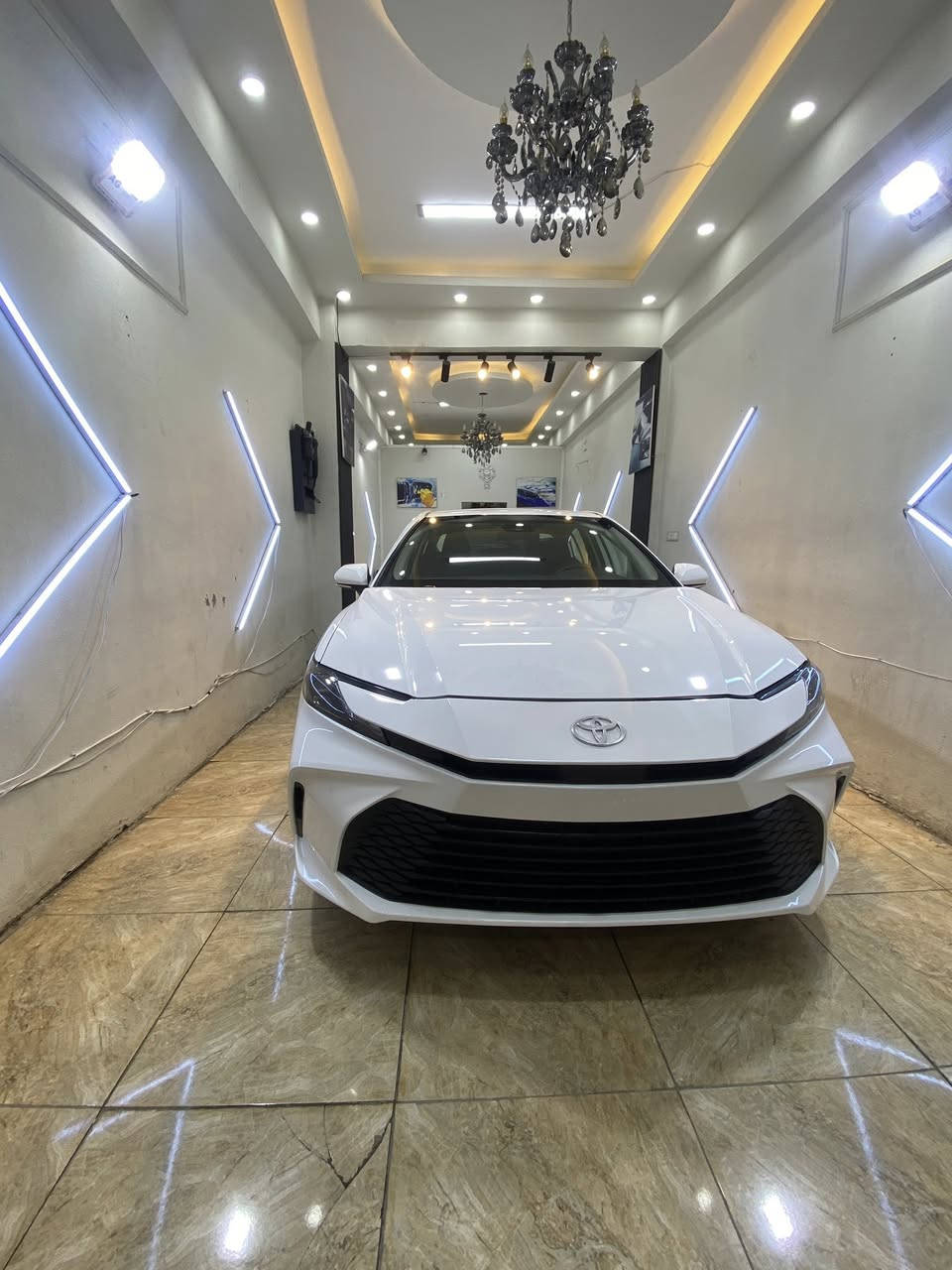 للبيع | تويوتا كامري LE موديل 2025 🚗
بحالة الوكالة – نظيفة
صبغ جاملغ وبنيد بدايه شويه شاصي يسر حادث مريكا

نمواصفات الفنية:

 • محرك 4 سلندر 2.5 لتر

 • ناقل حركة أوتوماتيك

 • دفع أمامي

 • استهلاك وقود اقتصادي جداً

🔹 التقنيات والراحة:

 • شاشة لمس 

 • Apple CarPlay & Android Auto

 • نظام تشغيل بدون مفتاح (Smart Key)

 • زر تشغيل المحرك

 • مكيف هواء أوتوماتيك

 • تحكم بالمقود

 • شاشة معلومات متعددة

🔹 الأمان:

 • نظام مانع الانزلاق

 • نظام الثبات الإلكتروني

 • فرامل ABS

 • توزيع قوة الفرامل EBD

 • مساعد الفرامل BA

 • وسائد هوائية أمامية وجانبية

 • نظام تنبيه مغادرة المسار

 • رادار تفادي الاصطدام

 • مثبت سرعة ذكي  
مكاني بغداد الشعب تريد. مرقم تريد نته ترقم ميكلف 250 
***********
سياره ماشيه34 دوخل جديد
