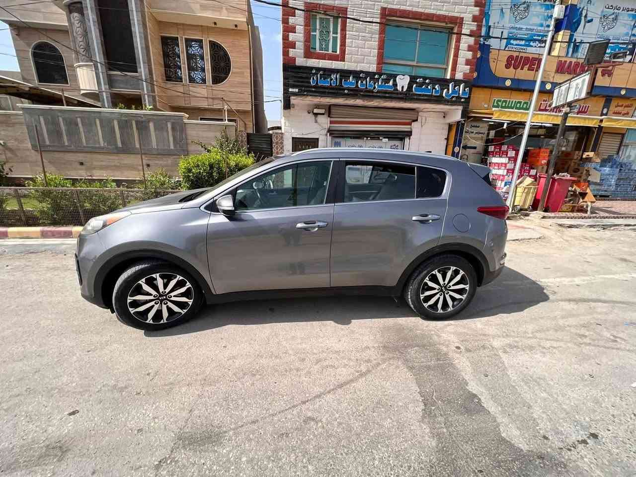 السلام عليكم 
سبورتج موديل ١٧ للبيع 
مواصفات فول مواصفات ١/١ ومعروفه هالمواصفات

السيارة بدون حادث ومكفولة داخله تقرير غرق وصورها موجوده بالتقرير وتفاصيل الغرق ايضاً
وكامل كهربائياتها مكفوله وشرط الفحص 
السعر المطلوب 158وبيها مجال 
للتواصل *********** 
***********
