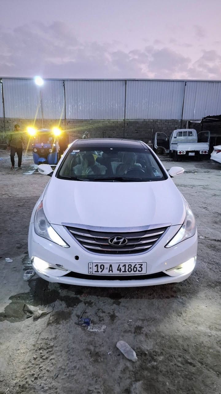 سوناتا امريكي بيها حادث شامل خلفي فقط موديل 12 رقم انجليزي ثانويه لل 31 باسمي السياره بيها ثلاث قطع السياره جديده معنى الكلمه السياره فول بصمه يا بصمه ابواب فتحه  تخم تاير قبل خمسه ايام شاده مكينه وكير خير من الله شرط ماكينه ما مفتوحه بابل الحمزه الغربي. السعر108وبيه مجال.. ***********
