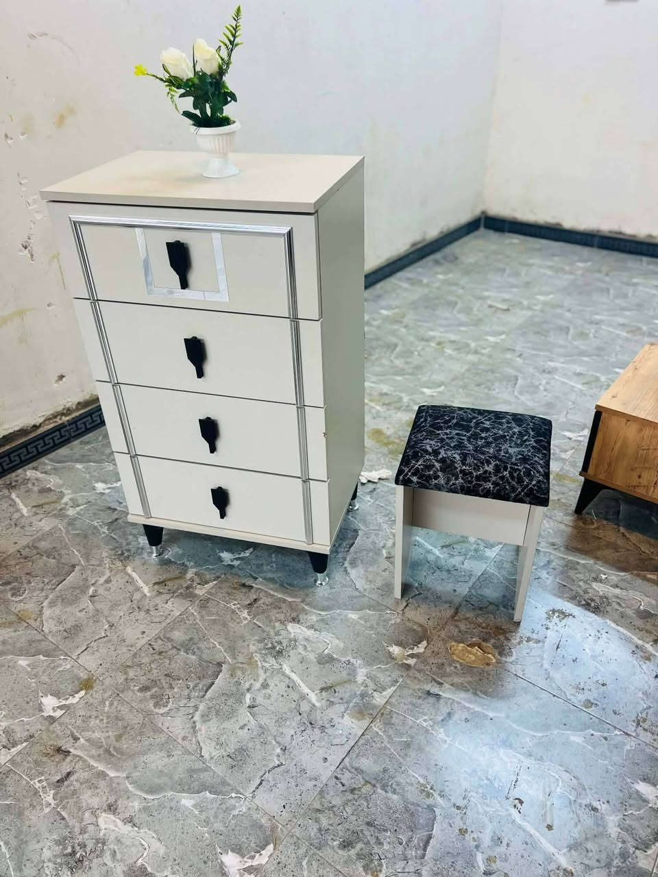🔥 *غرفة نوم مستعملة - أخت الجديدة* ✨
🇹🇷 *ستايل تركي فخم*
⏳ *استعمال بسيط*
🛏️ *9 قطع:*
 سرير جك +
 شازلون + مخزن + 
🔩 *برغي وجوي حديد* قوي
💯 *النظافة:* 95%
🔥 *الصبغ حراري*

🚚 *توصيل مجاني داخل بغداد*
🚚 *المحافظات:*


**إذا كنت صاحب هذا الإعلان وتريد حذفه لأي سبب، رجاءا أرسل رسالة إلى الدعم الفني**