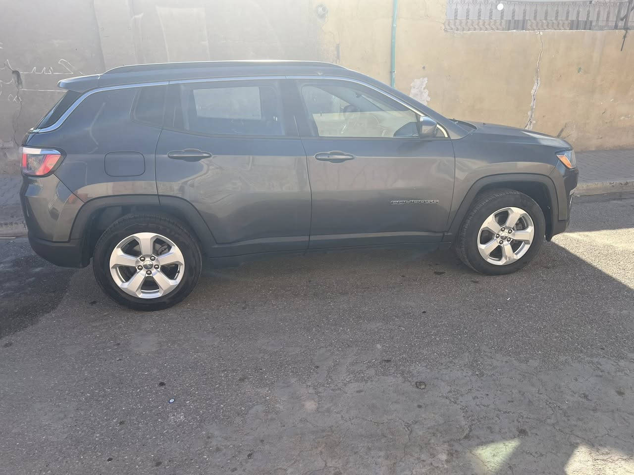 جيب كومباس2018وارد امريكي تبديل البنيد فقط باقي مكفول بأسمي السياره موحوده بالبصره مواصفات بصمة تشغيل وابواب وكاميرا  دواره نقطة عمياء وهراي بيها مواصفات سعرها ١٢٥ اتصال ***********
