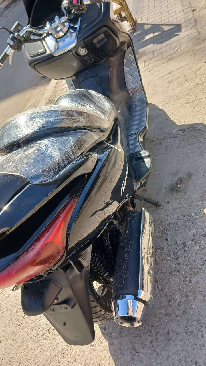 0.9كرستال  - نظافة ونظرة وتوب 🏍️
الدراجة مالت جناي وما محتاجة أي مصاريف، دير بانزين واطلع.
المظهر والبدن: اللون اسود ، الكفرات نظيفة جداً ومثل ما موضح بالصور، نظرتها حلوة 
المحرك والأداء: شلعة ومعدلل ١٤٠الدراجة نشطة جداً ومحركها صافي وصوته ناعم.
الإضافات: مرايات  سود. ++لايت زنون اصلي سعرة ٦٥
الحالة العامة: التايرات جيدة،  دراجة مال بيت وعملية جداً.
السعر المطلوب: ٩٥٠ وبيهة مجال بسيط حك جية 
المكان: بغداد زعفرانية 
للتواصل: ***********
