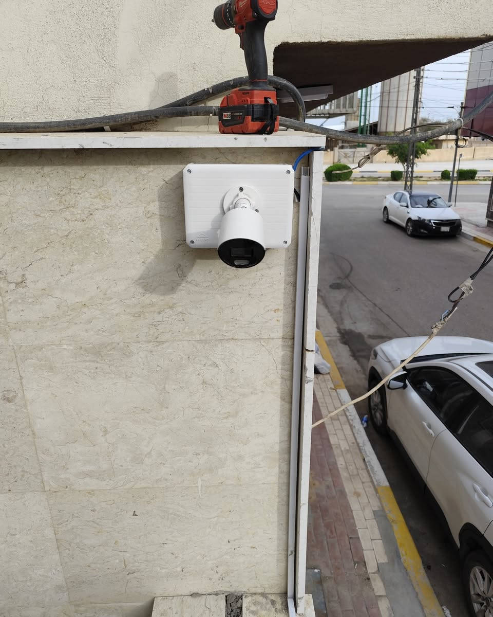 🦅 لأهلنا في كربلاء المقدسة.. إنجاز أمني جديد ومتقن من "عين الصقر - Hawk Eye"!
​بفضل الله وتوفيقه، وبأيدي هندسية متخصصة، أتممنا بنجاح تجهيز وتنصيب منظومة كاميرات مراقبة شبكية متطورة (Hikvision IP) لأحد المشاريع في حي المخازن.
​نحن في "عين الصقر" لا نكتفي بتركيب الكاميرات، بل نحرص على تقديم عمل هندسي متكامل يضمن لك الأمان المستدام والعمر الطويل للمنظومة، وكما هو موضح في تفاصيل العمل:
​دقة شبكية فائقة (IP): تضمن لك صورة بغاية الوضوح لمراقبة أدق التفاصيل في النهار والليل.
​تنصيب احترافي وآمن: اعتمدنا على صناديق الحماية (CamBox) ومسارات الكابلات (Trunking) لعزل الأسلاك وحمايتها من حرارة الشمس والعوامل الجوية، مع الحفاظ على جمالية وترتيب واجهة المبنى.
​تغطية شاملة: اختيار وتثبيت زوايا الكاميرات بعناية هندسية لضمان عدم وجود أي نقاط عمياء.
​لأن أمنكم وراحة بالكم هي مسؤوليتنا، نحن مستعدون لتلبية كافة احتياجاتكم من الأنظمة الأمنية والشبكات في جميع أحياء ومناطق كربلاء المقدسة.
[***********​📞] لحماية منزلك، محلك، أو مشروعك بأفضل التقنيات، تواصل معنا الآن عبر رسائل الصفحة لحجز معاينة أو للاستفسار.
​#كربلاء_المقدسة #حي_المخازن #عين_الصقر #Hawk_Eye_Technology #كاميرات_مراقبة #هيك_فيجن #Hikvision #أنظمة_أمنية #تكنولوجيا_ذكية #IP_Camera
