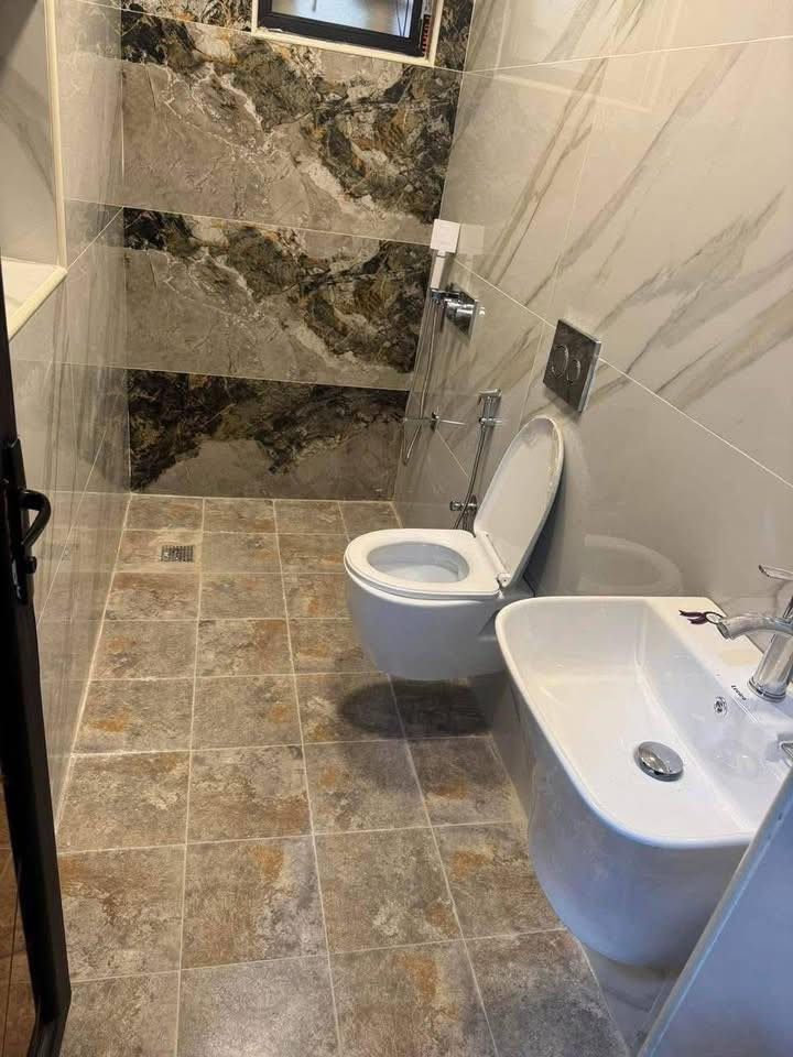 #حمورابي_لوساطة_العقار 🌹
بيت للبيع ١٥٠ متر في حي الجهاد
منطقه الظباط شارع ١٥ 
واجهه ٦ ونزال ٢٥ 
يحتوي البيت على ٤ غرف نوم وصاله ومطبخ وخدمات عدد ٣ 
علما ان الارضيه تصفير الواح 
والشبابيك ألمنيوم 
علما ان البناء منفصل غير مشترك  
علما توفر بيت واحد فقط 🤗
للاستفسار اتصل على هذه الارقام 
*********** مكتب حمورابي لوساطة العقار.
