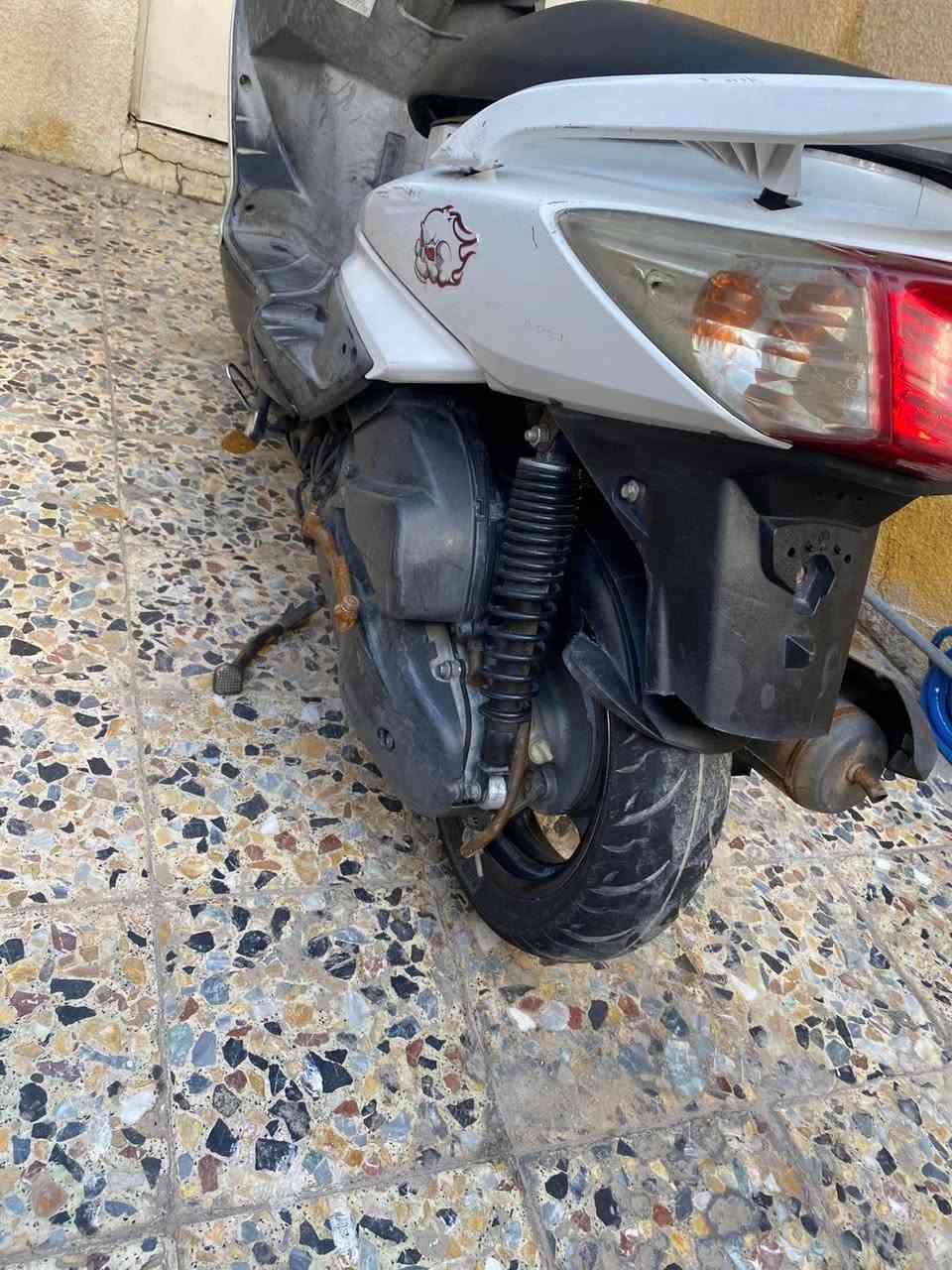 سلام عليكم 
سكنس فحل كابريتر دراجه جديده ممفتوحه دراجه مال رمبه كهربائياته كله شغاله مابيه اي نقص تايرات جدد عالي ناص اشاير كلجات الامامي رياضي والخلفي بلادي دراجه اي نقص مابيه مراوس حسب القناعه 
الرقم ***********
العنوان :بغداد حي الجهاد .
