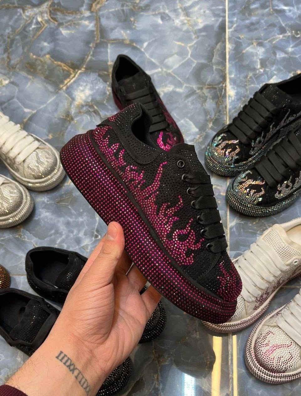 حذاء سبور نسائي وجه عالي رباط مرصع بالألماس لونين على شكل شعلة محيطة بالحذاء بشكل جميل وأنيق قمة في الروعة والأناقة والتميز أرضية مرتفعة قليلاً خفيفة الوزن مريحة متوفر بعدة ألوان حسب الطلب جودة عالية صناعة تركية للبيع بالجملة 
#nayashoesmoda_diamond_sneakers#


**إذا كنت صاحب هذا الإعلان وتريد حذفه لأي سبب، رجاءا أرسل رسالة إلى الدعم الفني**