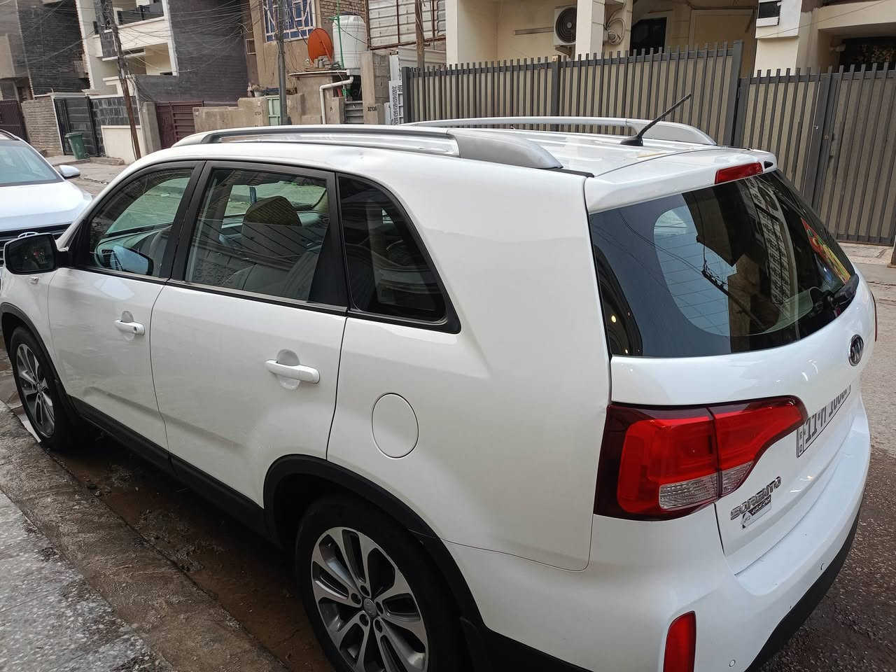 سورنتو 2015 خليجي السيارة مكفولة من الضربة والصبغ ماعدا بارد بسيط بطرف الباب محرك 6سلندر  السيارة جاهزة من محرك وكير وتبريد وصدر وتاير مابيها نقص السعر 173 وبيها مجال اي استفسار الاتصال *********** مكاني بغداد
